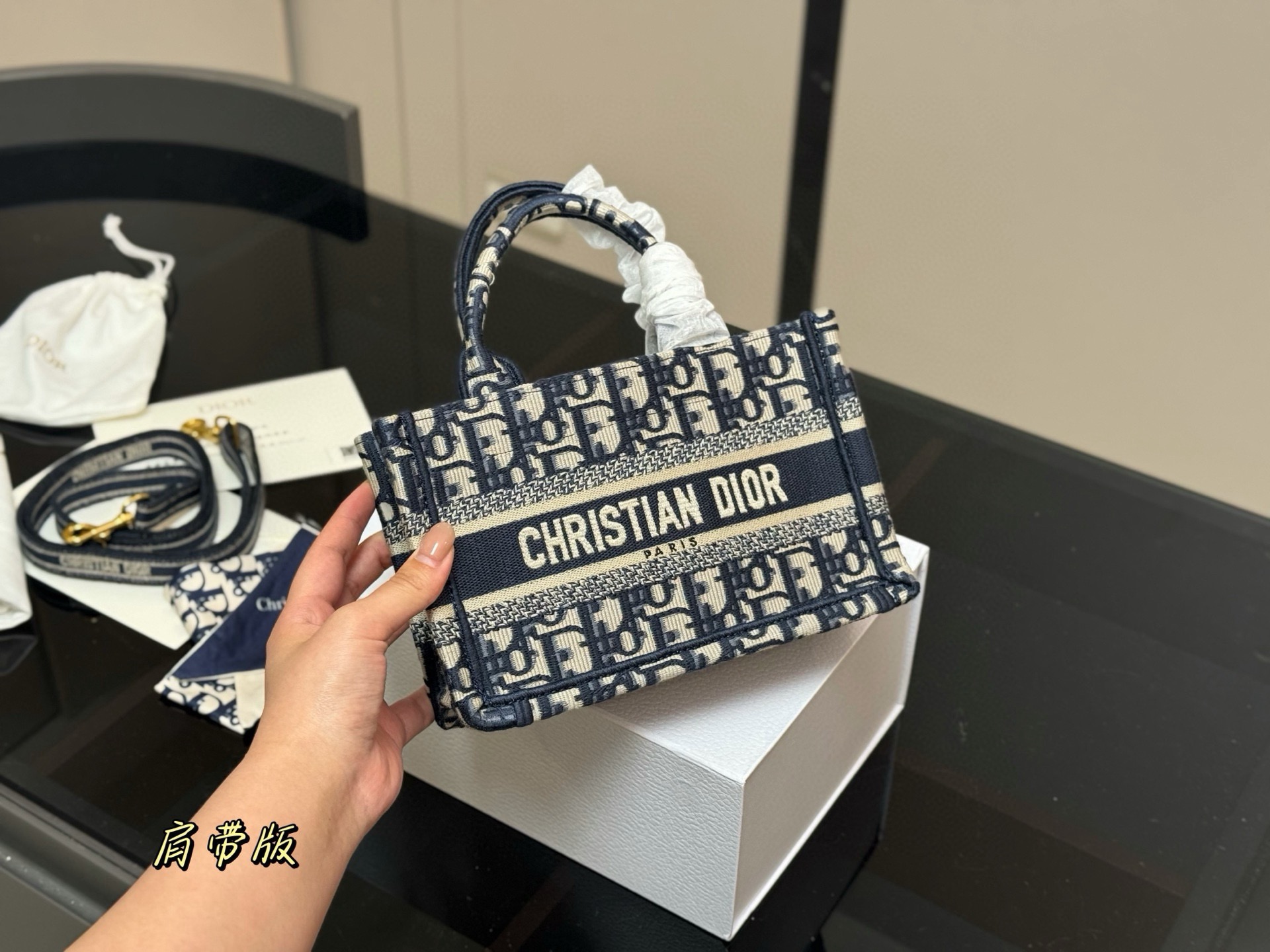 &yen;215 新版配肩带 Dior 原版布提花 Dior book tote今年最喜欢的一款购物袋 tote我用的次数最多的包 迪奥因为容量超级大 不管什么东西都向里面放 当然凹造型也是必须有 尺寸:21.5cm 配盒
