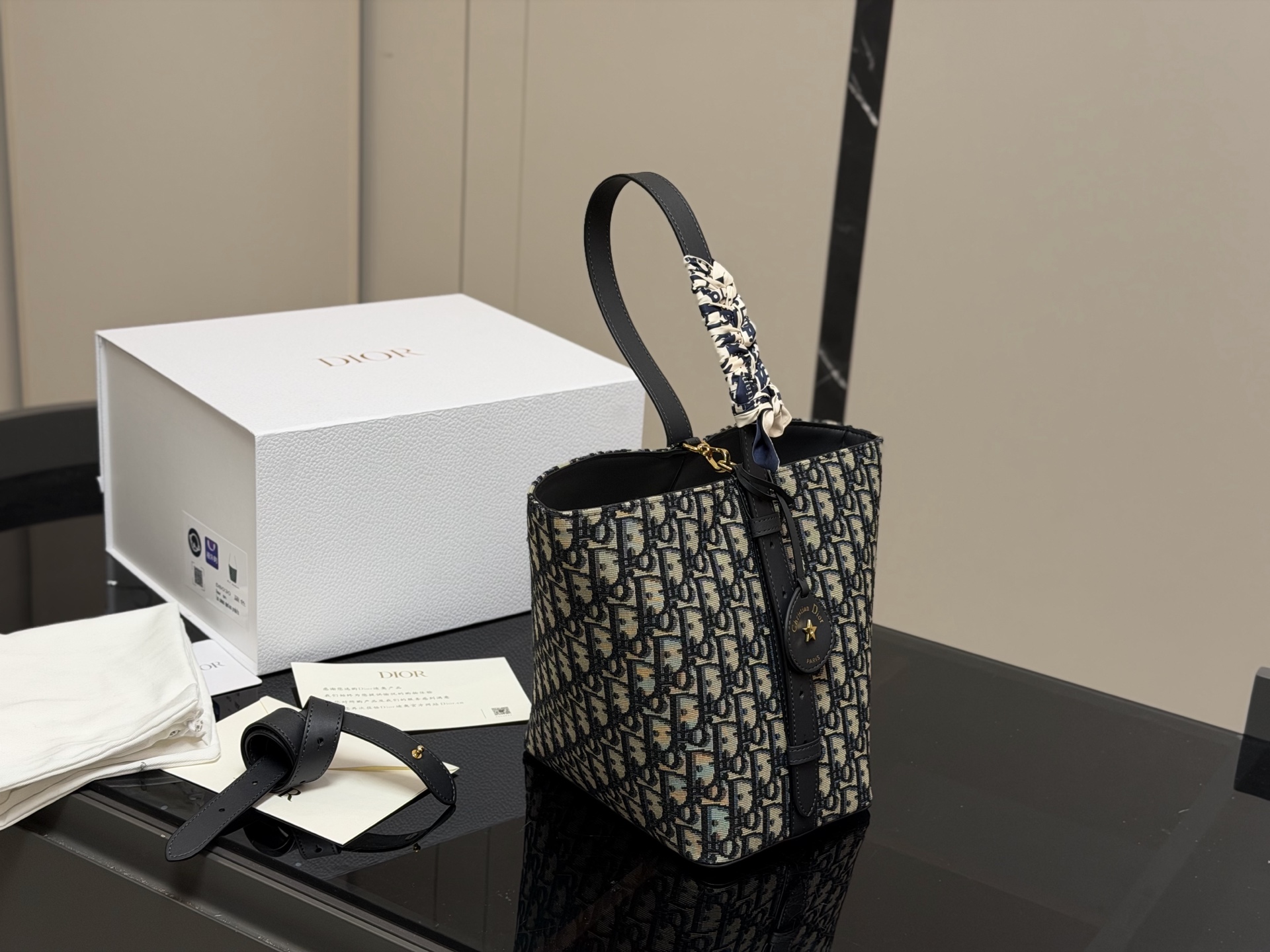 &yen;170 配盒 size：20*24cm 迪奥star 老花水桶包 今年好喜欢背水桶包，兼具了高智感和实用性~配上入秋百搭风衣，一切都是那么的恰到好处，随随便便都出片!