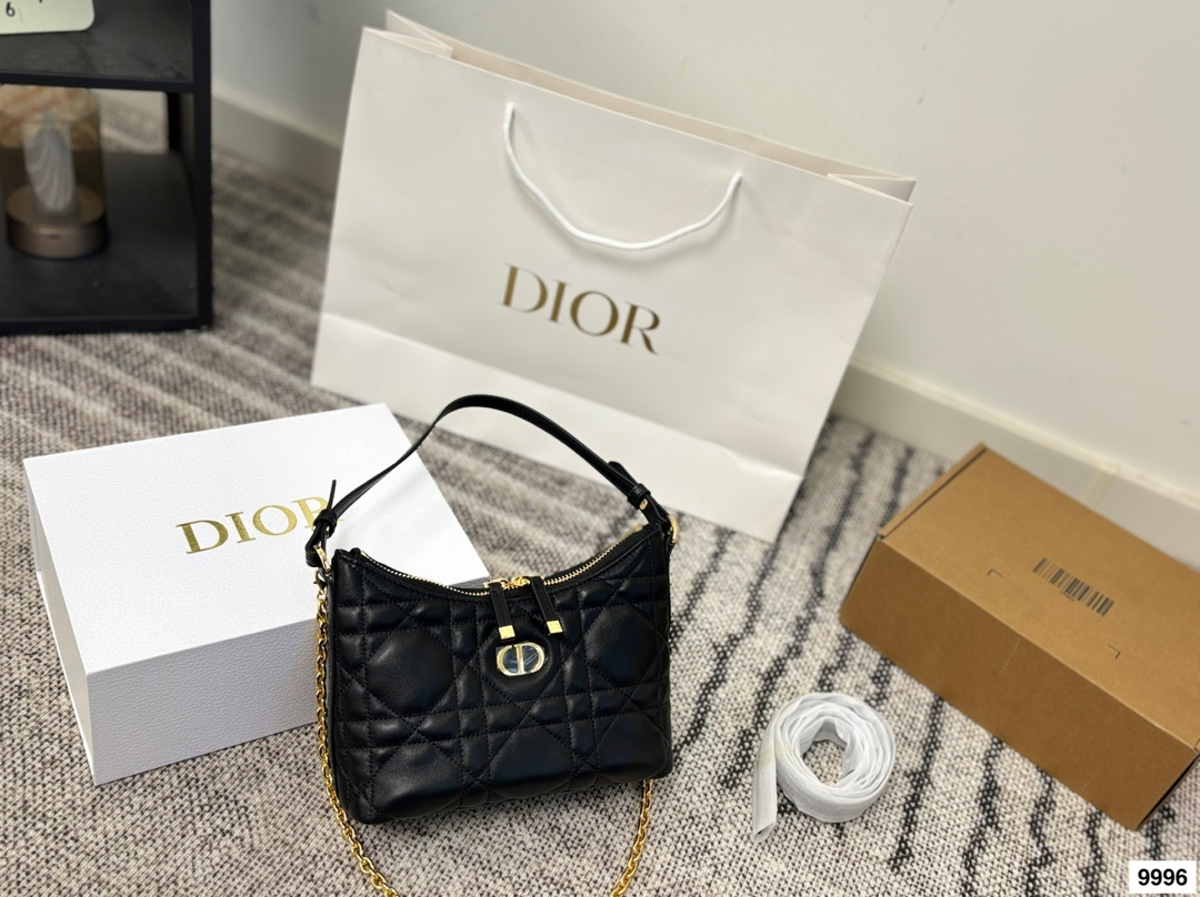 皮p220 布p210 配礼盒 这款 Miss Caro迪奥之爱迷你链条手袋是二零二五秋冬成衣系列新品，时尚现代而不失实用功能。采用奶白色羊皮革精心制作，饰以超大藤格纹缉面线，搭配正面复古金色饰面金属CD标志和一个拉链隔层，可收纳各种日常用品。百搭款式，搭配可调节、可拆卸的皮革肩带和顶部手柄，另带有可拆卸链条，可肩背或斜挎，是日常或晚装造型的理想之选。尺寸20.13