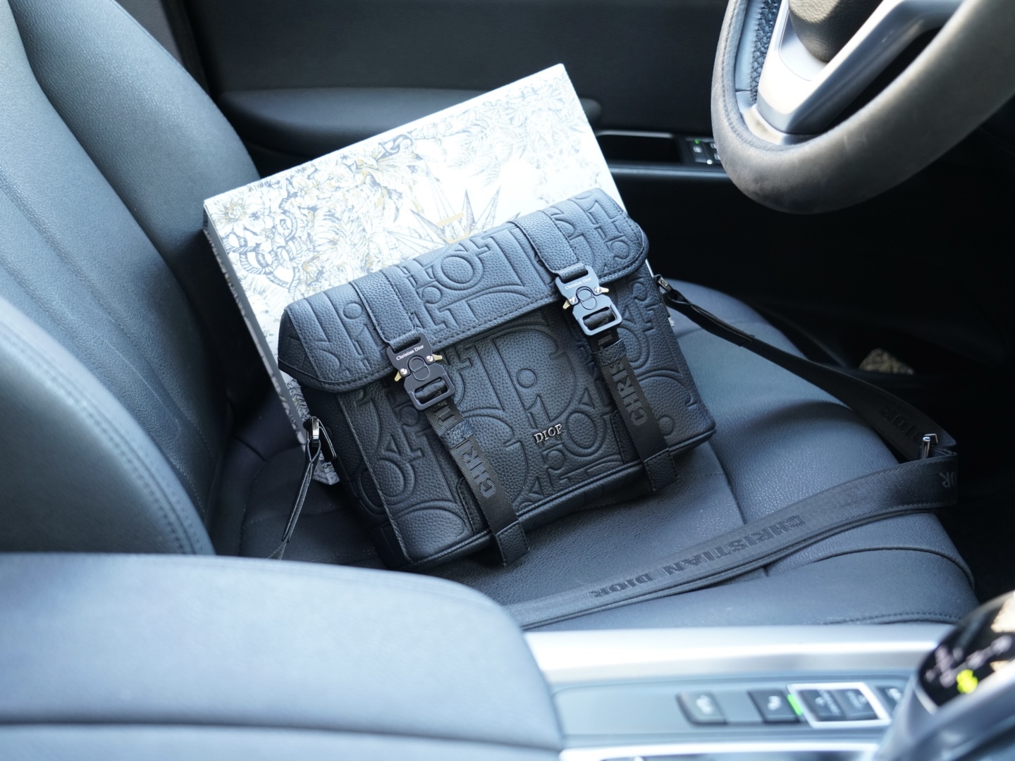 P160 🇫🇷 Dior 迪奥 官网同步 高版本 斜挎单肩背包 永恒不过时的标志性产品 纯原单牛皮 顶级五金制作 非市面普通版本 贸易公司订单货 全部实拍 实用性非常高 完全不用担心穿搭 配全套包装折叠盒【规格：25x19x8】