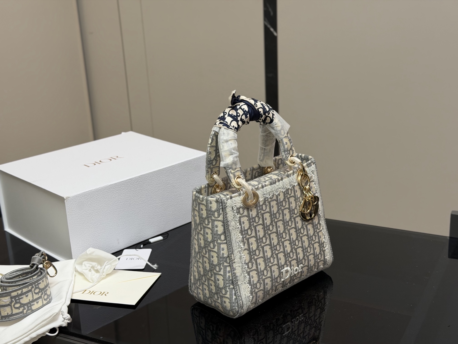 &yen;295 配折叠盒 size：24*20cm 迪奥 刺绣戴妃包 现代休闲且优雅 刺绣宽肩带 特别！特别！！！