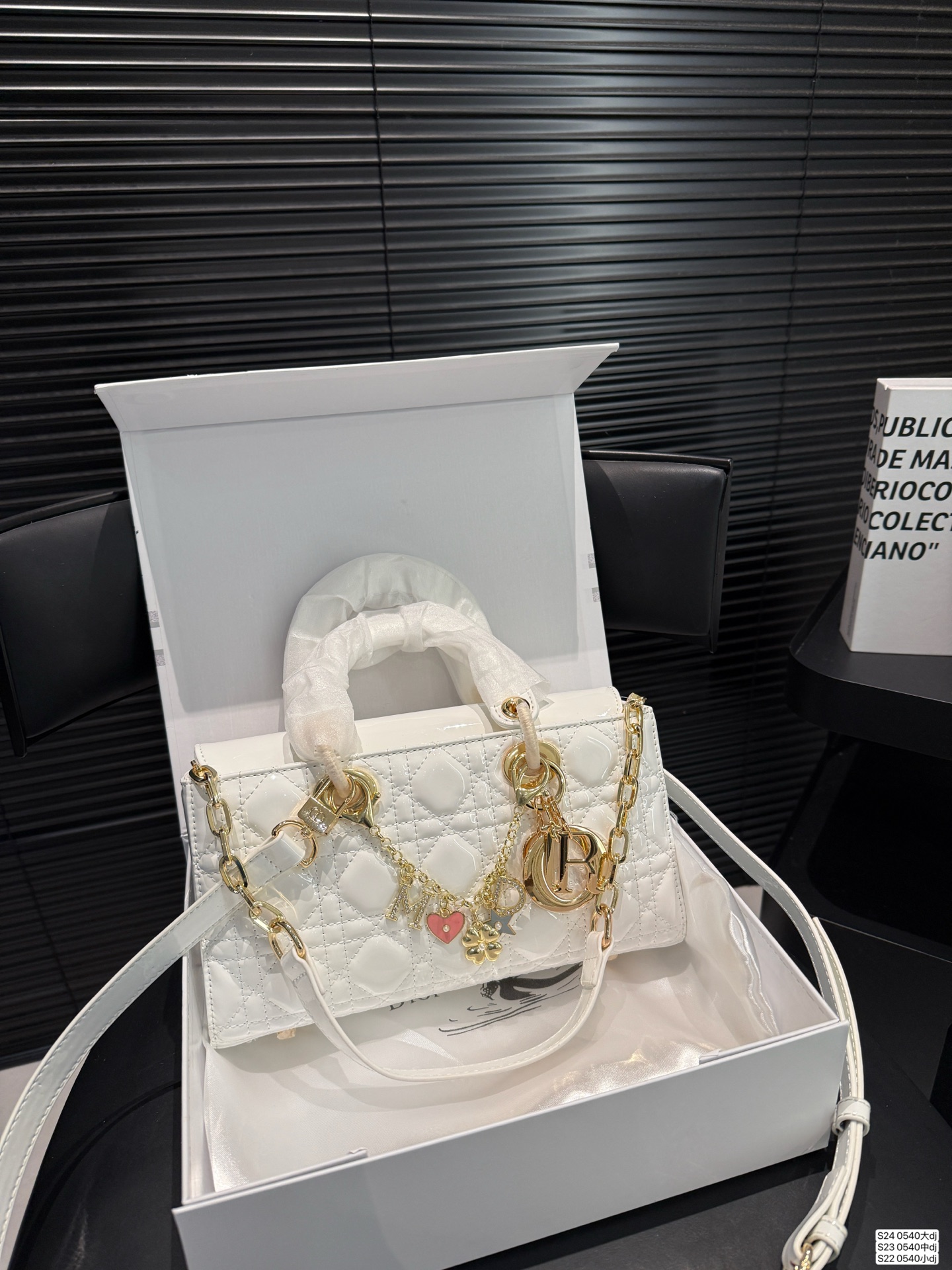 大号P170 中号P165 小号P160 配折叠盒子 迪奥横版戴妃包 sDior戴妃包太好看了吧！ 优雅指数拉满 搭配简洁风格的衣服整个人气质就上来了 而且容量完全可以满足日常要求 日常聚会逛街都很方便~ 尺寸：大26 14 中23 13 小18 11货号 0540