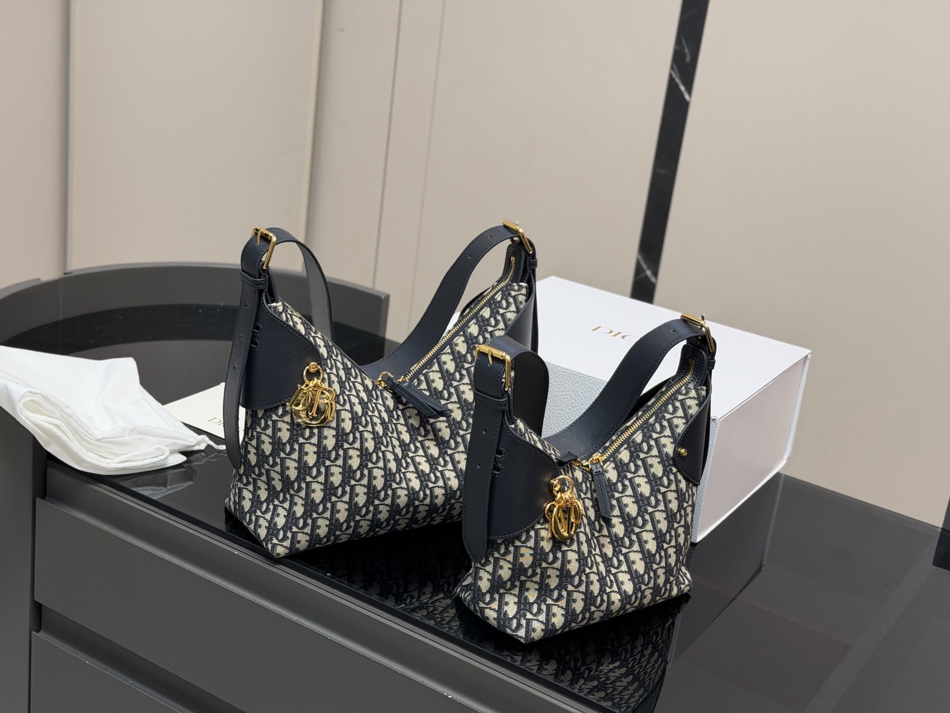 &yen;210 &yen;215 配盒 size：21*15cm（小号） 28*20cm（大号） 迪奥VOYAGE carryall 牛皮品质哦！ 超轻大容量V型轮廓立挺又利落! 新包Voyage太酷辣!