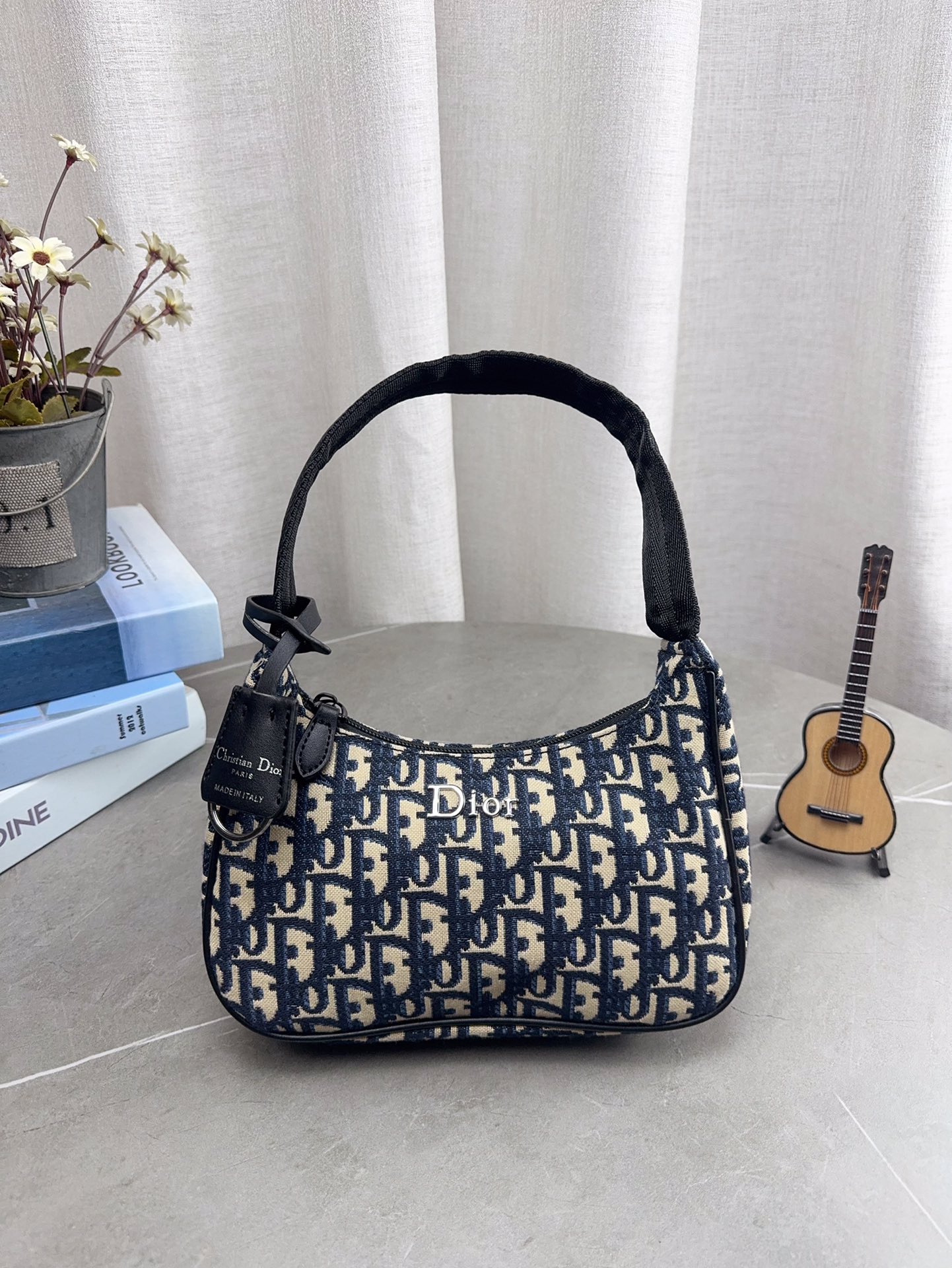 配礼盒包装 DIOR 法棍包 hobo腋下包 迪奥新款全网首发全新上市 这款相比之前的hono带子会更长单肩斜挎更方便啦 最主要没金属链那么重- -万多的迪奥小包很香～ 尺寸22*12cm p85