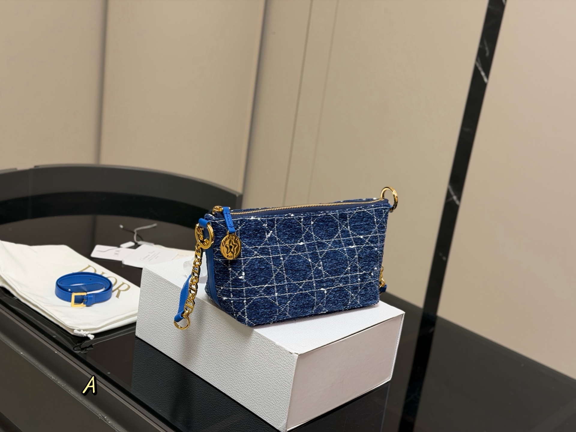 &yen;180 配折叠盒飞机盒 size：22底宽*15cm 迪奥Nomad新品饭盒包 背出去被夸爆的hobo饭盒包!! 可以实现一包多用啦! 赠送加长肩带！ 🉑腋下🉑斜挎