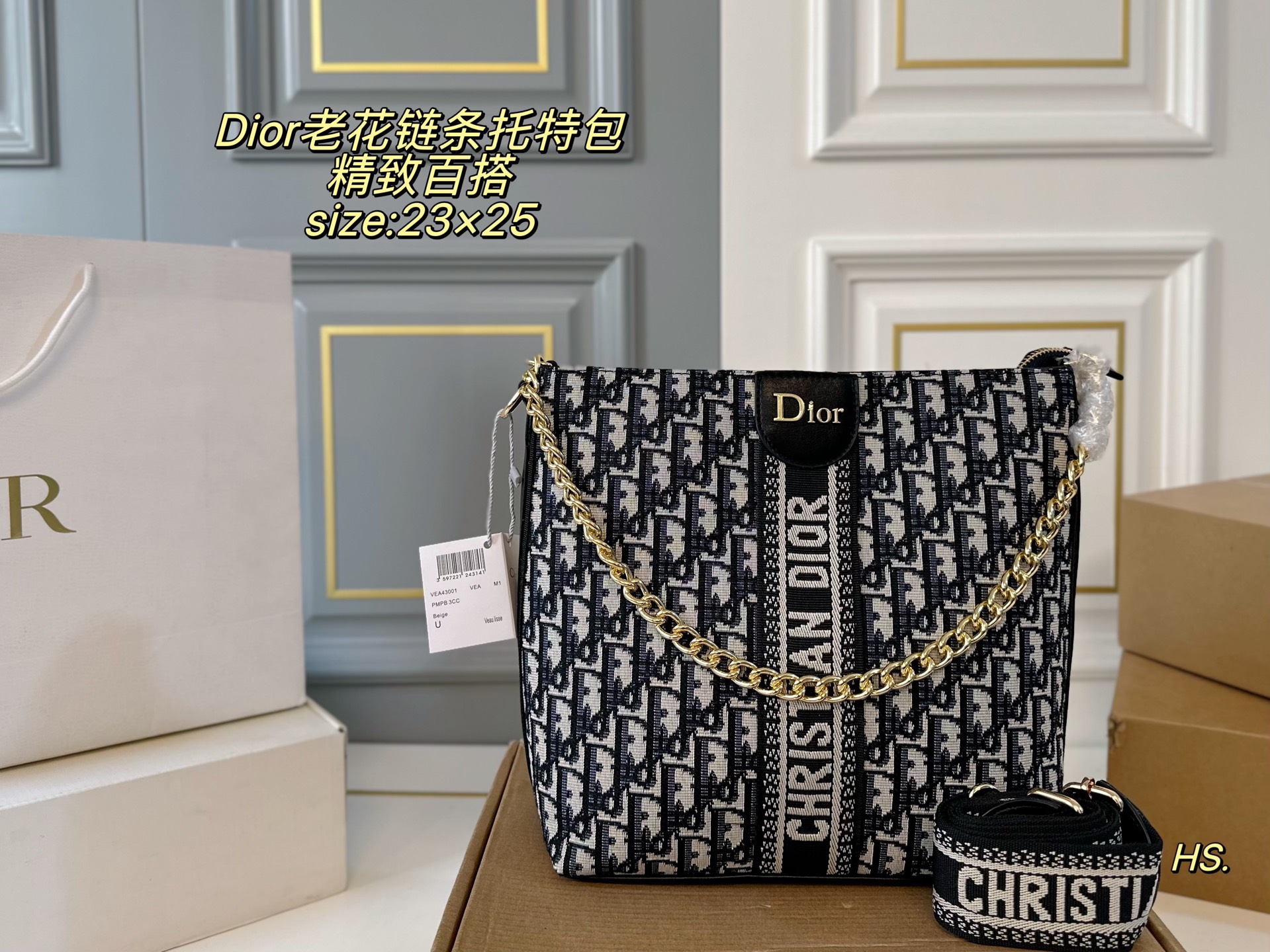 P115（无盒） size：23&times;25 DIOR迪奥新款老花链条托特包❤️ 全面包身布满精致刺绣～ 立体的全刺绣具有纹理感～ 配织物宽肩带，可斜挎可手提 空间超可，满足日常出行‼️