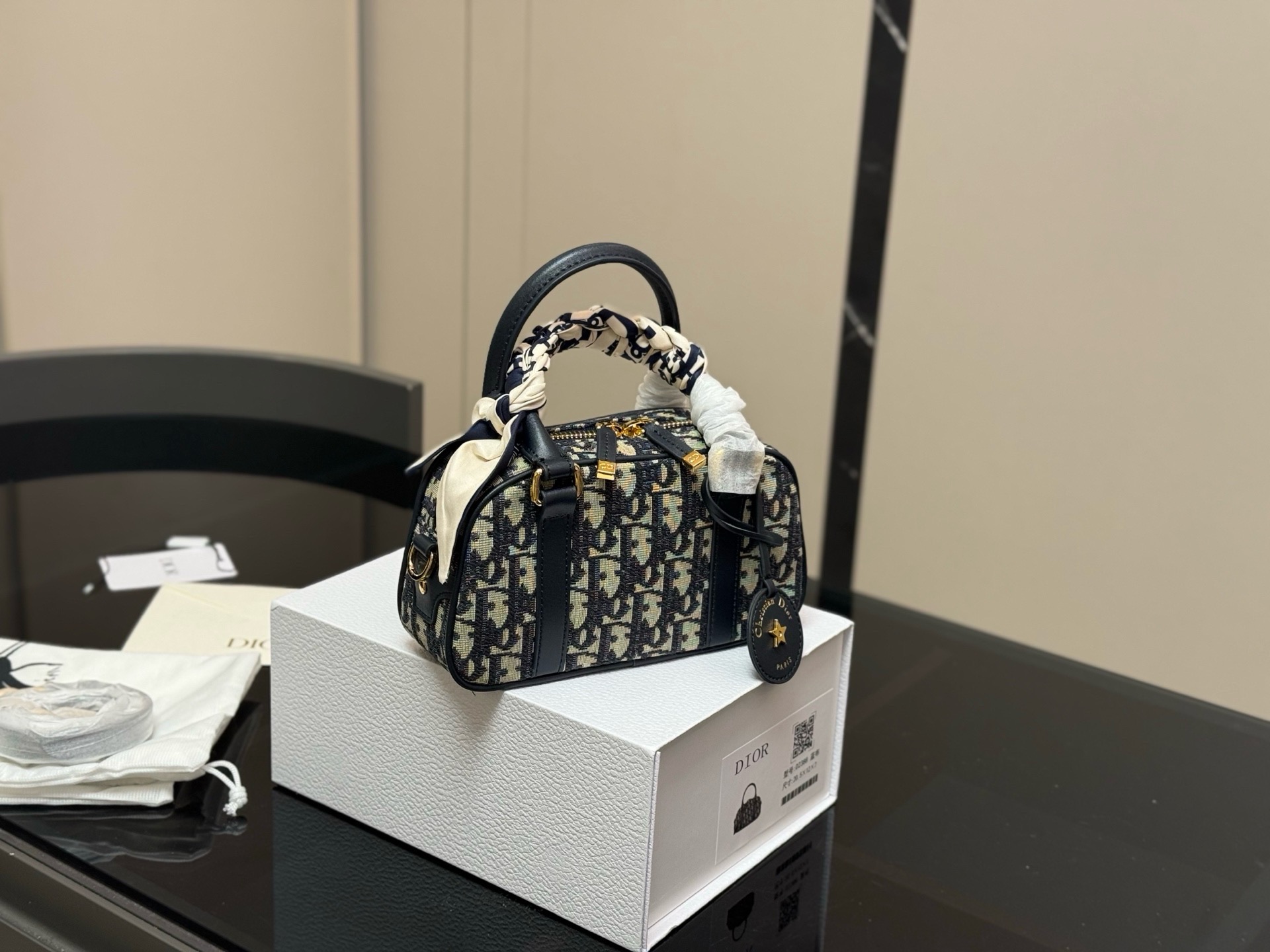 &yen;185 折叠盒 迪奥Dior迷你保龄球包 vibe小包 尺寸:20.12cm