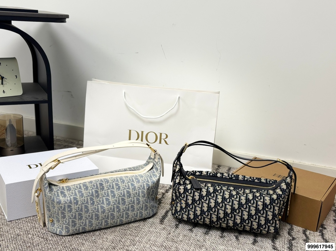P215 配礼盒。 迪奥旅行包 被 Dior新款流浪包美到失语!背出去，谁还看路啊!时尚圈顶流Dior新款流浪包，把高级感狠狠拿捏住了，背上秒变街拍女王。 富家千金同款Dior新款流浪包，一眼万年，背着它，你就是人群焦点尺寸：25 13