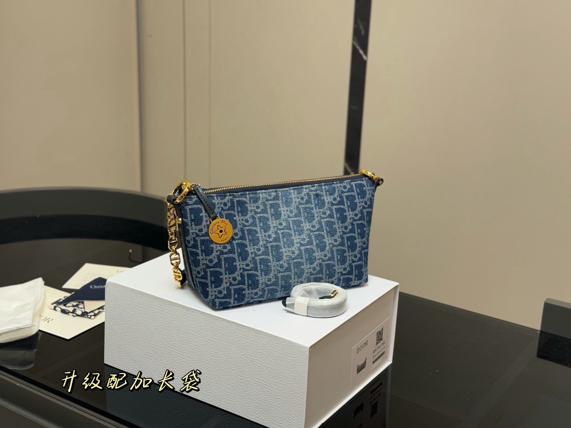 &yen;195 配折叠盒 迪奥DIOR 便当包 ✅迪奥顶级原单 经典又高级 尺寸:22.14cm 很有质感 可盐可甜 上身绝美 无可比拟 是每个追求漂亮的女孩必入单品