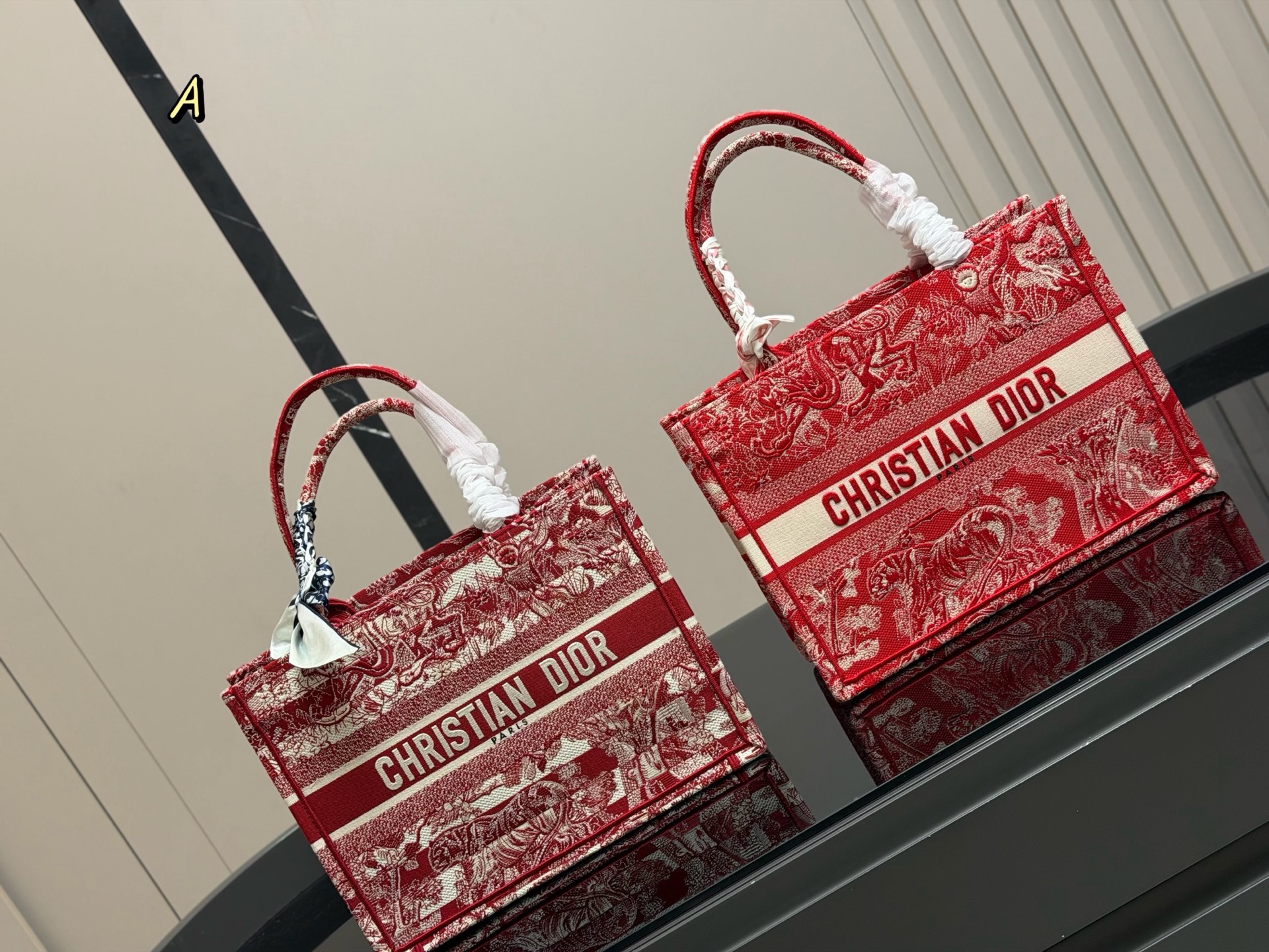 &yen;180 配盒丝巾 Dior 原版布提花 Dior book tote今年最喜欢的一款购物袋 tote我用的次数最多的包 迪奥因为容量超级大 不管什么东西都向里面放 当然凹造型也是必须有 尺寸:中号36cm