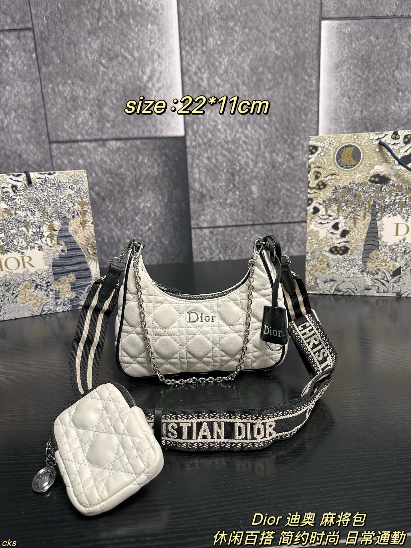 P135配盒 Dior 迪奥 麻将包 迪奥三合一 最近设计，真的都太火了！独特一款面料，可以说是非常实用了：防水、耐磨、轻便，而且四季都可以背，冬天的厚重感或夏天的运动感都可以轻松驾驭。尼龙包整的这么精致太喜欢了 尺寸：22*11cm
