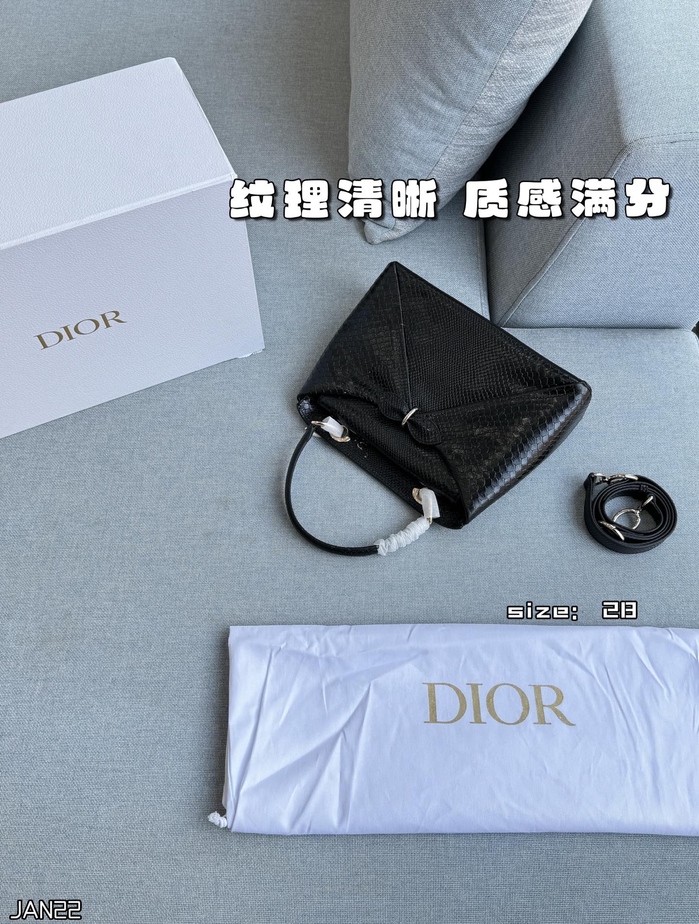 💰300 全套礼盒 size：28&times;22 DIOR迪奥 蛇纹 蝴蝶结手提包 单肩包 JWA设计焕然一新！ 设计感满满的手提包 好喜欢这季的&ldquo;克拉巴特&rdquo;领结 采用皮,纹理清晰,质感满分+。 手提或斜挎都很OK，兼具实用与时尚感。