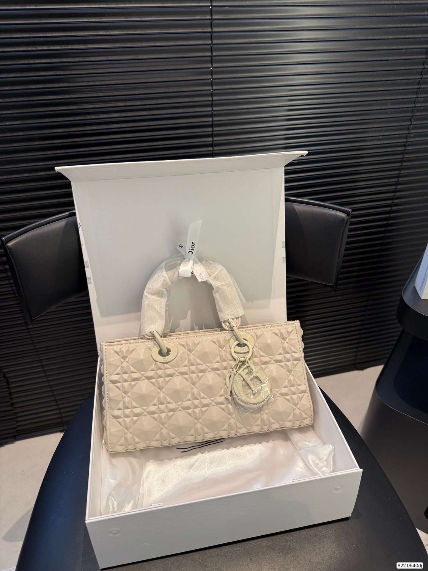 P160 配折叠盒子 迪奥横版戴妃包 sDior戴妃包太好看了吧！ 优雅指数拉满 搭配简洁风格的衣服整个人气质就上来了 而且容量完全可以满足日常要求 日常聚会逛街都很方便~ 尺寸：26 14 货号 0540