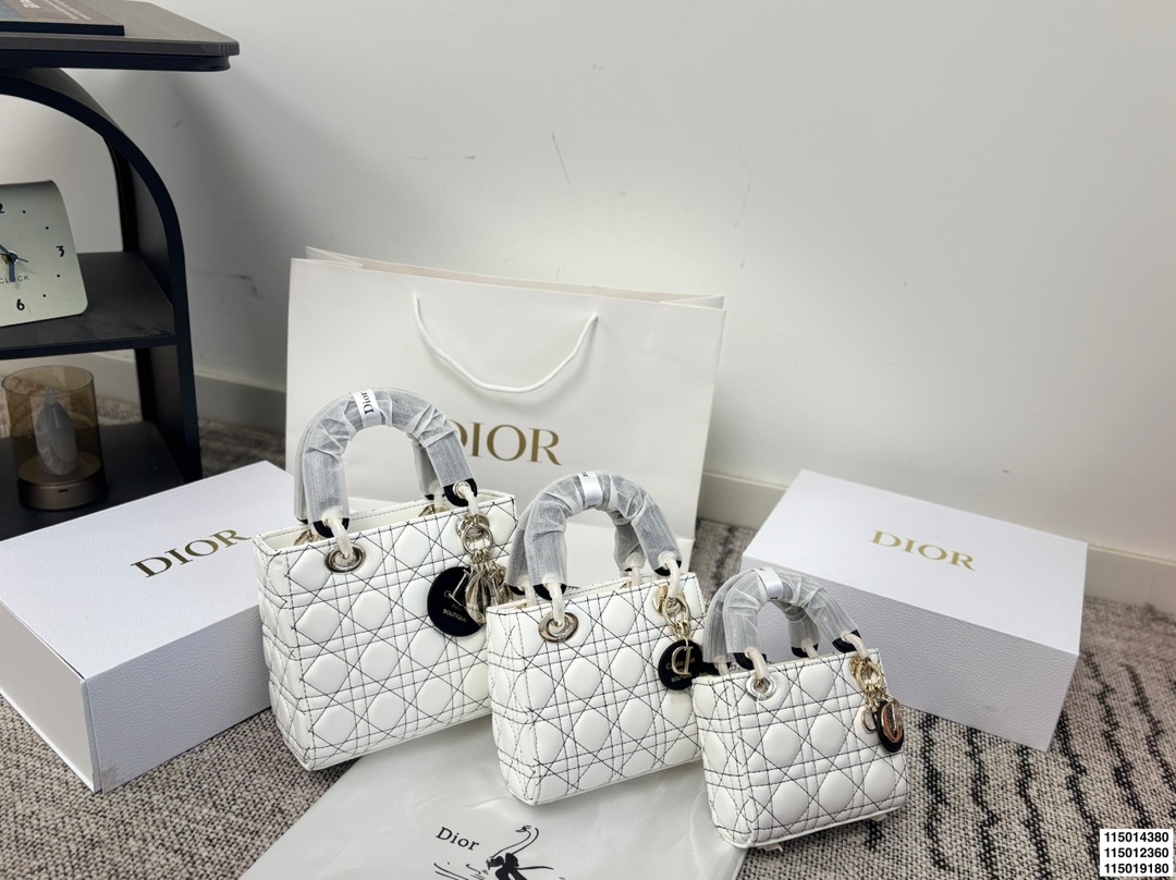 p150p150p130配折叠盒 迪奥戴妃包 Dior戴妃包太好看了吧! 优雅指数拉满 搭配简洁风格的衣服整个人气质就上来了 而且容量完全可以满足日常要求 日常聚会逛街都很方便~ 尺寸20.17/18.15/15.12