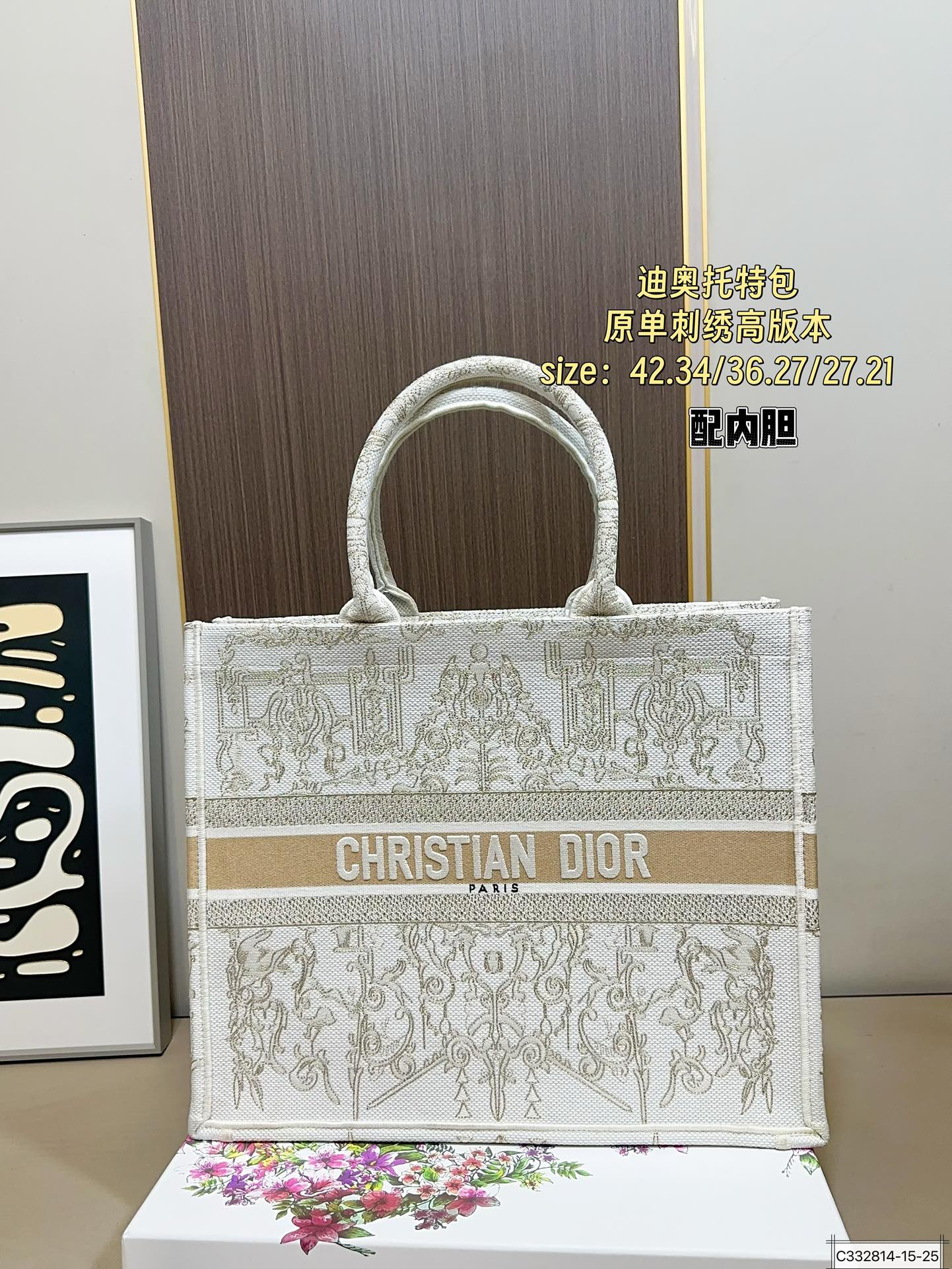 大号💰230 中号💰215 小号💰190 迪奥托特 又是心动 原单刺绣高版本⚠️大号细节图 百搭又高级 不咋挑衣服。随意拎着就能出门 单肩斜挎都可以 春秋搭配大衣，真的绝绝子 酷飒风中又带着随意慵懒 尺寸：大号42 34中号36 27 小号27 21