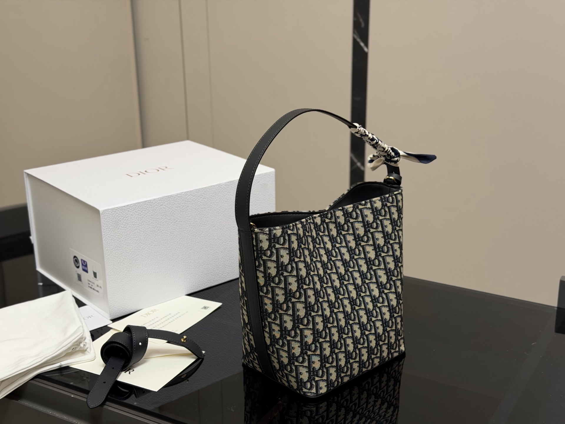 &yen;170 配盒 size：20*24cm 迪奥star 老花水桶包 今年好喜欢背水桶包，兼具了高智感和实用性~配上入秋百搭风衣，一切都是那么的恰到好处，随随便便都出片!