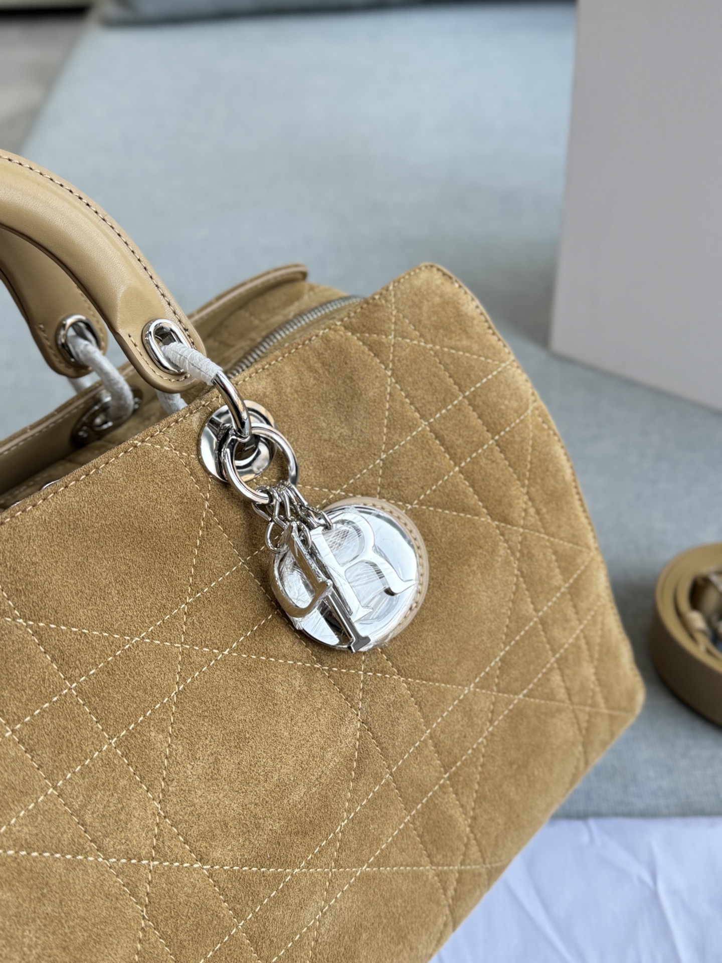 💰315 折叠盒 size:33×22 DIOR迪奥 麂皮 藤格纹 枕头包 单肩包 斜挎包 26新款将时尚重新演绎~ 在摩登与复古之间肆意游走~ 麂皮永远是质感的代名词~ 每一处纹理都是天然的艺术! 层次丰富~起伏的绒面下面,也藏着无数细腻的故事 既优雅又时尚~时尚快人一步