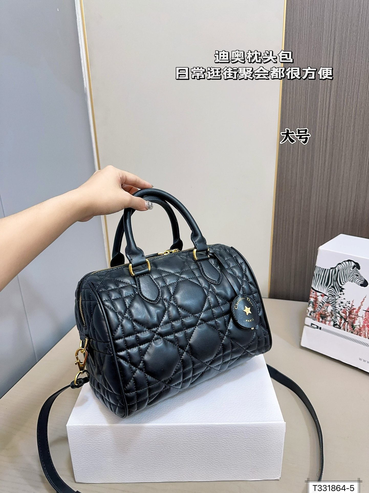 💰180/175 全套包装 迪奥枕头 时尚达人的心头好枕头包大家都知道 能装，耐造~ 最近最火热度最高的一定是dior groove当之无愧了吧! 推荐五颗日常出门容量绰绰有余! 尺寸：25 20/20 15