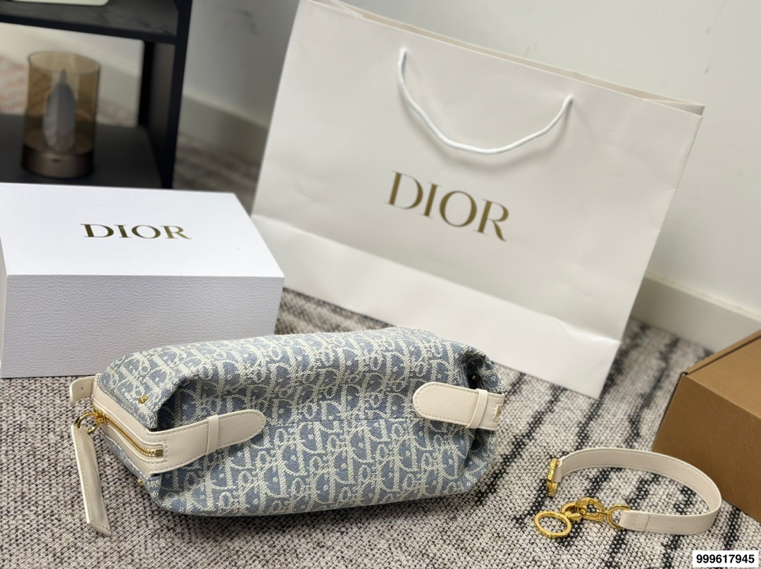 P215 配礼盒。 迪奥旅行包 被 Dior新款流浪包美到失语!背出去，谁还看路啊!时尚圈顶流Dior新款流浪包，把高级感狠狠拿捏住了，背上秒变街拍女王。 富家千金同款Dior新款流浪包，一眼万年，背着它，你就是人群焦点尺寸：25 13