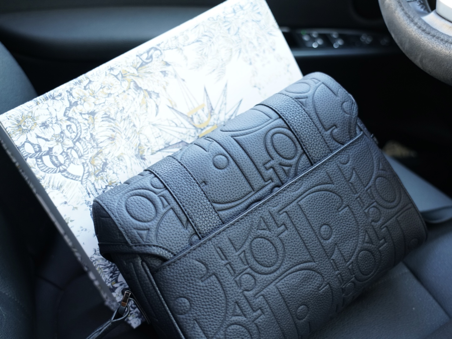 P160 🇫🇷 Dior 迪奥 官网同步 高版本 斜挎单肩背包 永恒不过时的标志性产品 纯原单牛皮 顶级五金制作 非市面普通版本 贸易公司订单货 全部实拍 实用性非常高 完全不用担心穿搭 配全套包装折叠盒【规格：25x19x8】