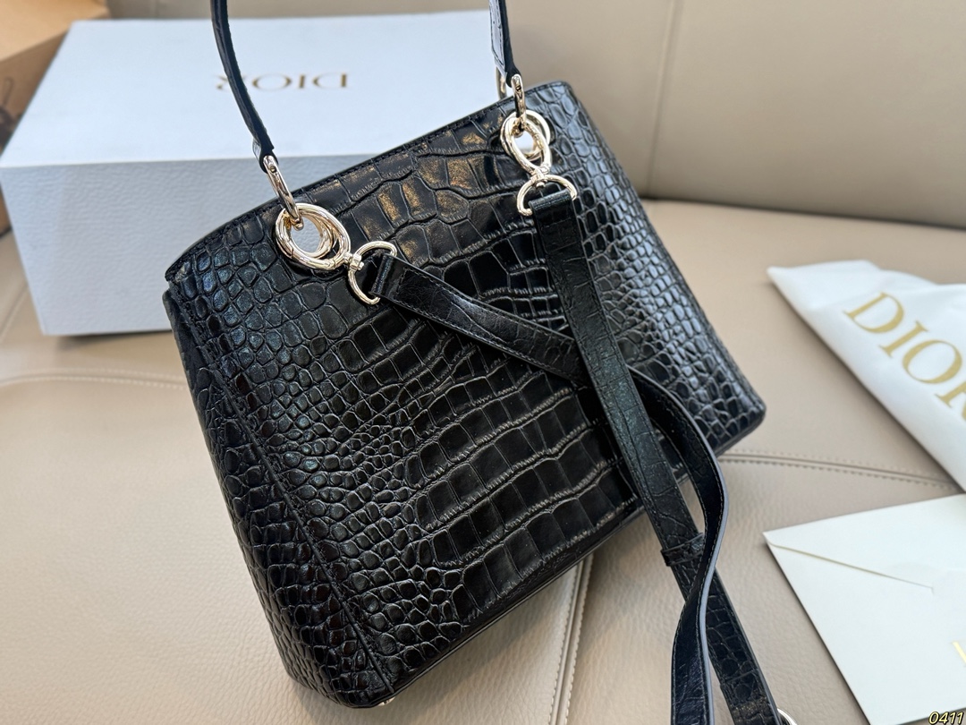 &yen;300折叠盒 迪奥 Dior 2026春夏蝴蝶结手提包 质感细腻又耐用。正面立体蝴蝶结设计，优雅又俏皮，梯形包型容量适中，通勤休闲都很OK。顶部硬质手柄＋可调节肩带，手提斜挎随心切换。 整体简约精致，法式浪漫氛围感拉满，是2026春夏系列超亮眼单品！尺寸28*19.5