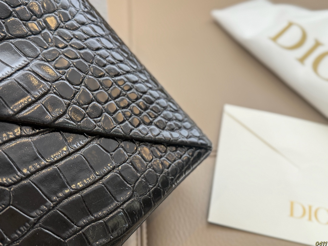 &yen;300折叠盒 迪奥 Dior 2026春夏蝴蝶结手提包 质感细腻又耐用。正面立体蝴蝶结设计，优雅又俏皮，梯形包型容量适中，通勤休闲都很OK。顶部硬质手柄＋可调节肩带，手提斜挎随心切换。 整体简约精致，法式浪漫氛围感拉满，是2026春夏系列超亮眼单品！尺寸28*19.5