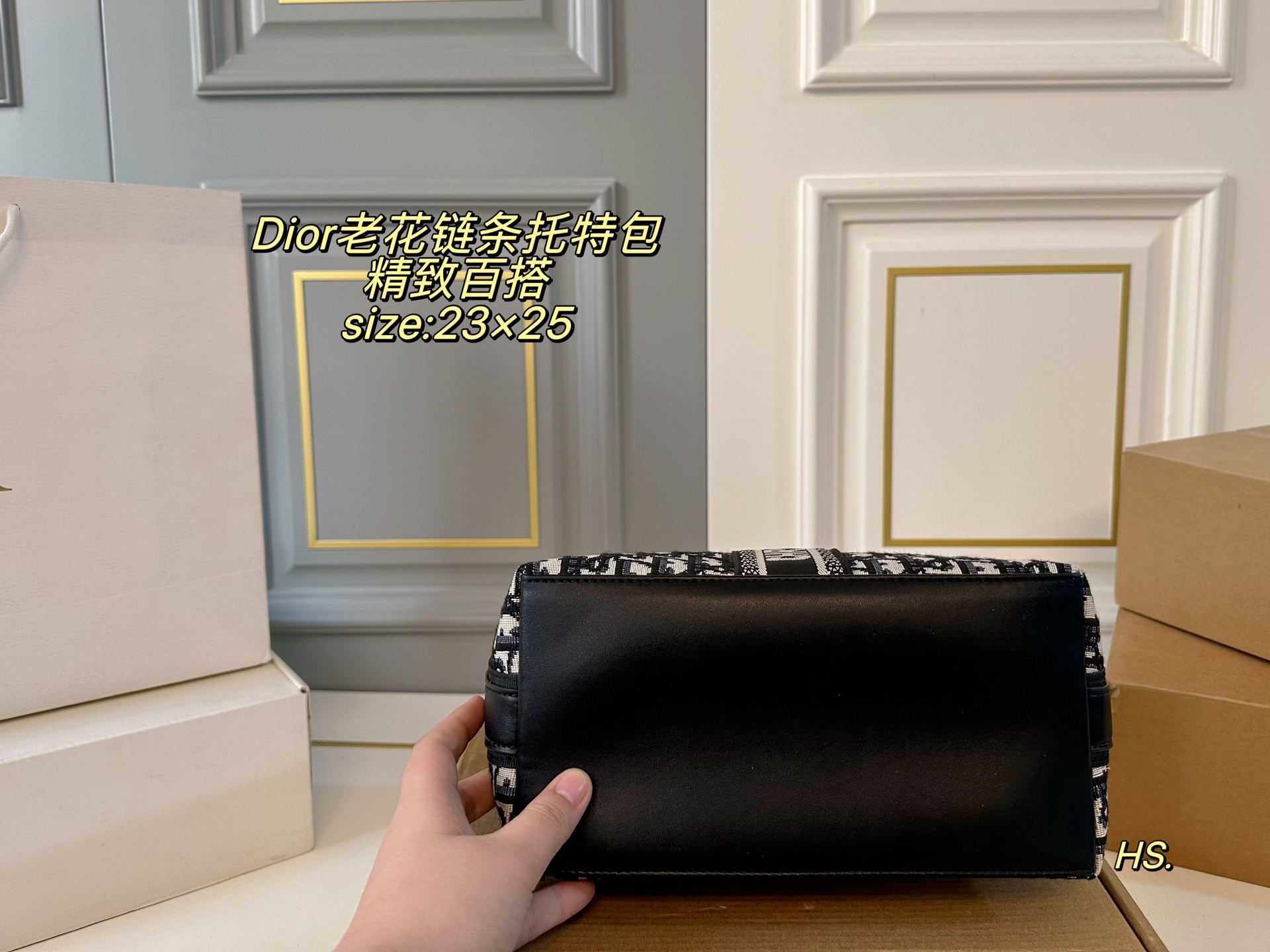 P115（无盒） size：23&times;25 DIOR迪奥新款老花链条托特包❤️ 全面包身布满精致刺绣～ 立体的全刺绣具有纹理感～ 配织物宽肩带，可斜挎可手提 空间超可，满足日常出行‼️
