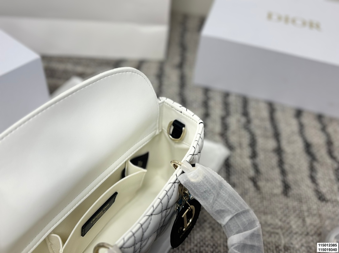 p155 p150 配折叠盒 迪奥横版戴妃包 Dior戴妃包太好看了吧！ 优雅指数拉满 搭配简洁风格的衣服整个人气质就上来了 而且容量完全可以满足日常要求 日常聚会逛街都很方便~ 尺寸25.15/24.14