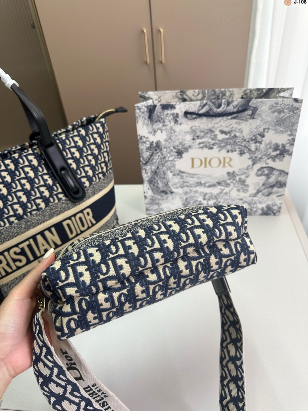 💰p135 J-108尺寸 36&times;28 Fendi 芬迪 购物袋🛍️ 中古包版型 百看不厌的 最大特点容量大！ 什么风格都能hold得住 凹造型也是妥妥