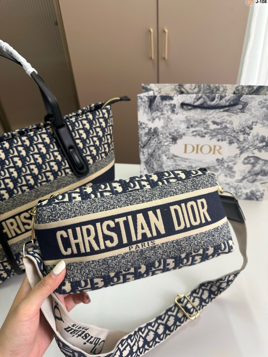 💰p135 J-108尺寸 36&times;28 Fendi 芬迪 购物袋🛍️ 中古包版型 百看不厌的 最大特点容量大！ 什么风格都能hold得住 凹造型也是妥妥