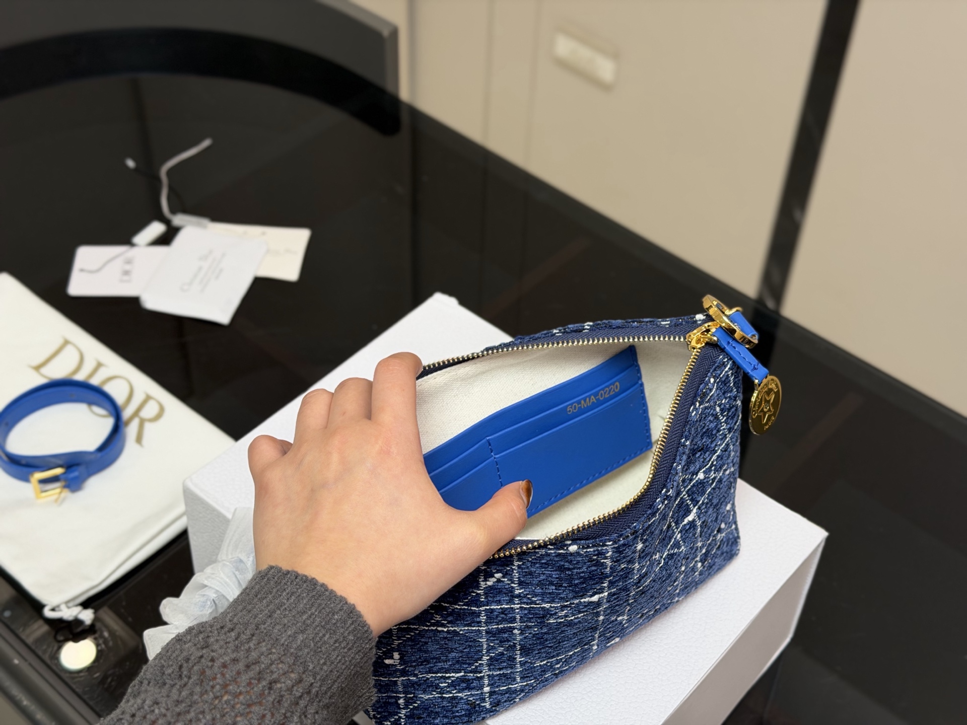 &yen;180 配折叠盒飞机盒 size：22底宽*15cm 迪奥Nomad新品饭盒包 背出去被夸爆的hobo饭盒包!! 可以实现一包多用啦! 赠送加长肩带！ 🉑腋下🉑斜挎