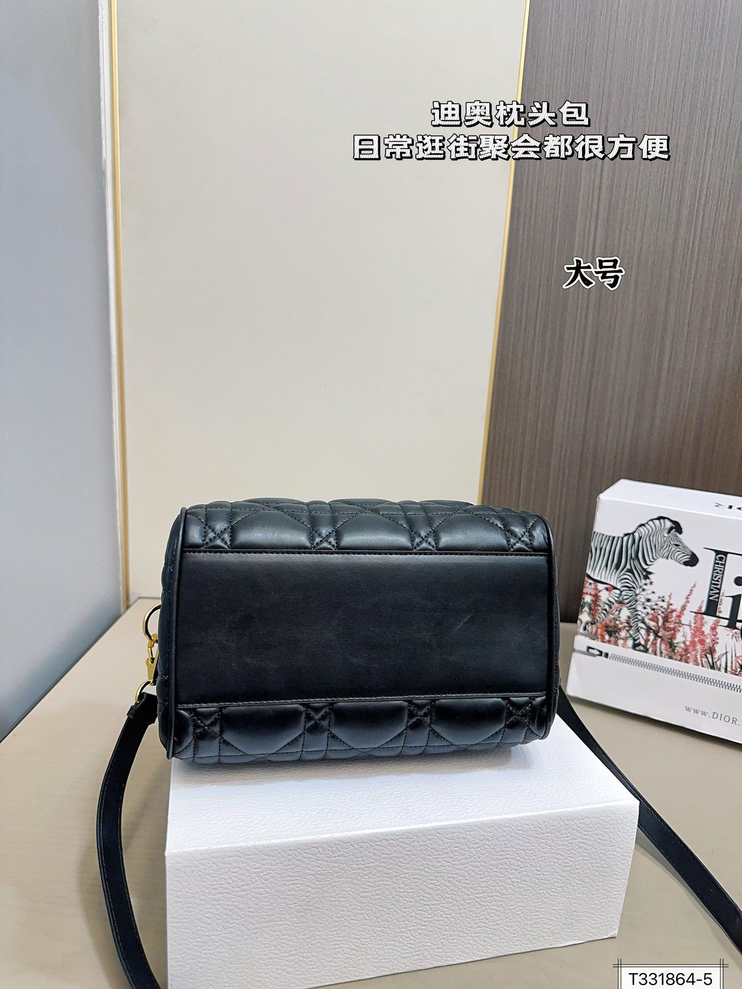 💰180/175 全套包装 迪奥枕头 时尚达人的心头好枕头包大家都知道 能装，耐造~ 最近最火热度最高的一定是dior groove当之无愧了吧! 推荐五颗日常出门容量绰绰有余! 尺寸：25 20/20 15