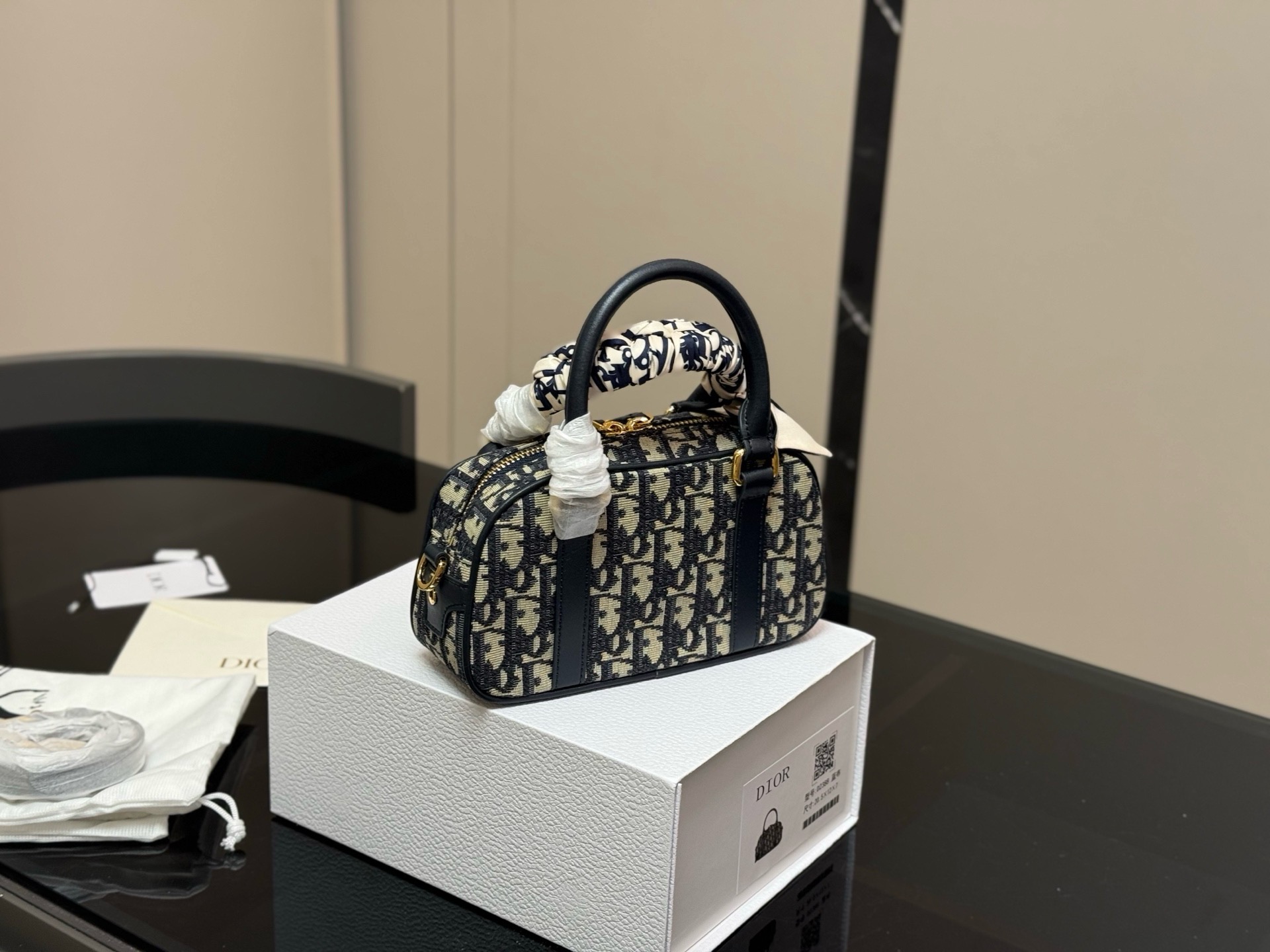 &yen;185 折叠盒 迪奥Dior迷你保龄球包 vibe小包 尺寸:20.12cm