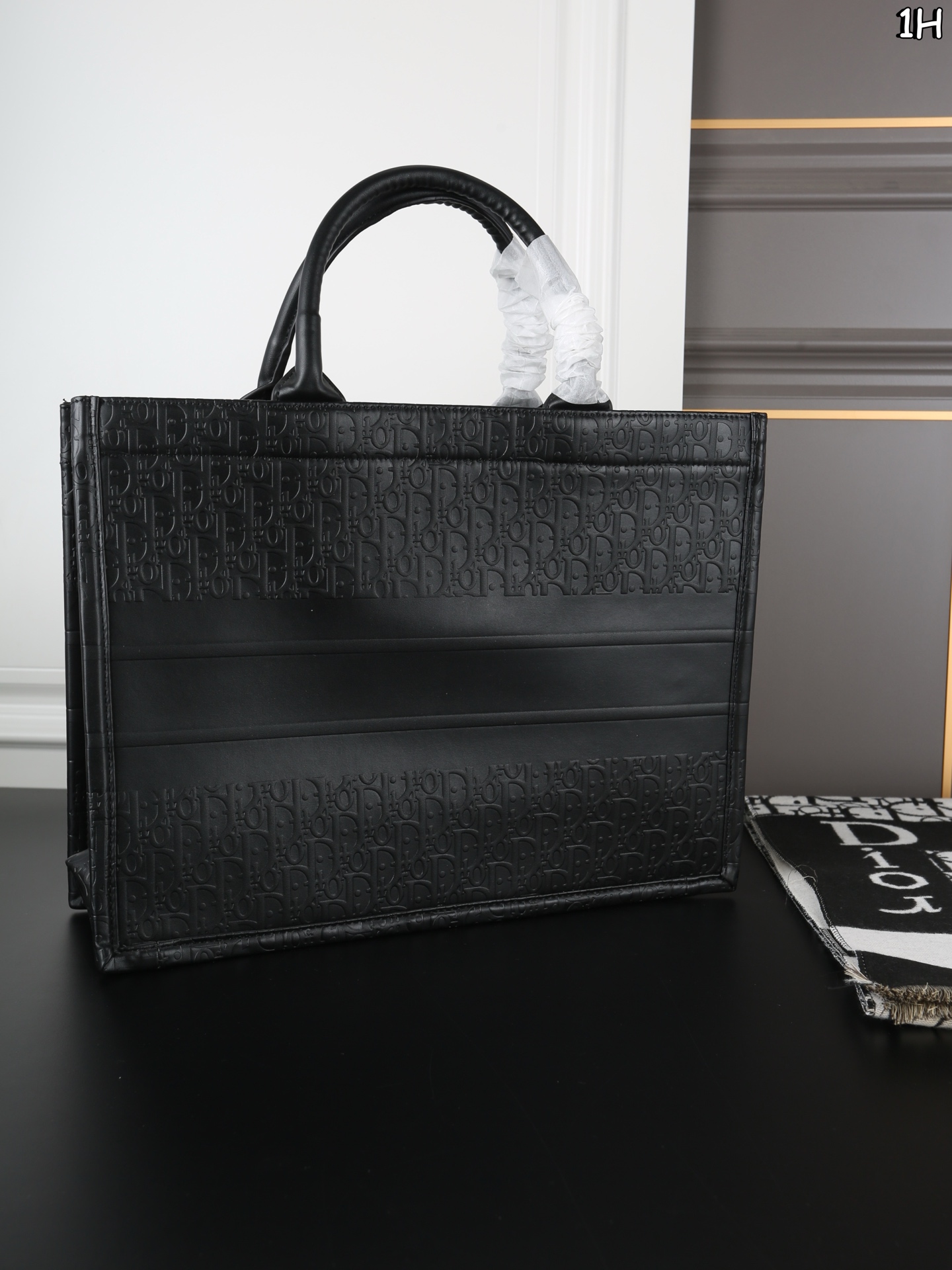 P150 DIOR迪奥 托特包➕围巾➕钱包 装书本装笔记本苹果电脑没压力 日常背也特别百搭 容量就更加无敌大 比经典款布织的面料还要特别，不易撞款 尺寸：41&times;31/20&times;11