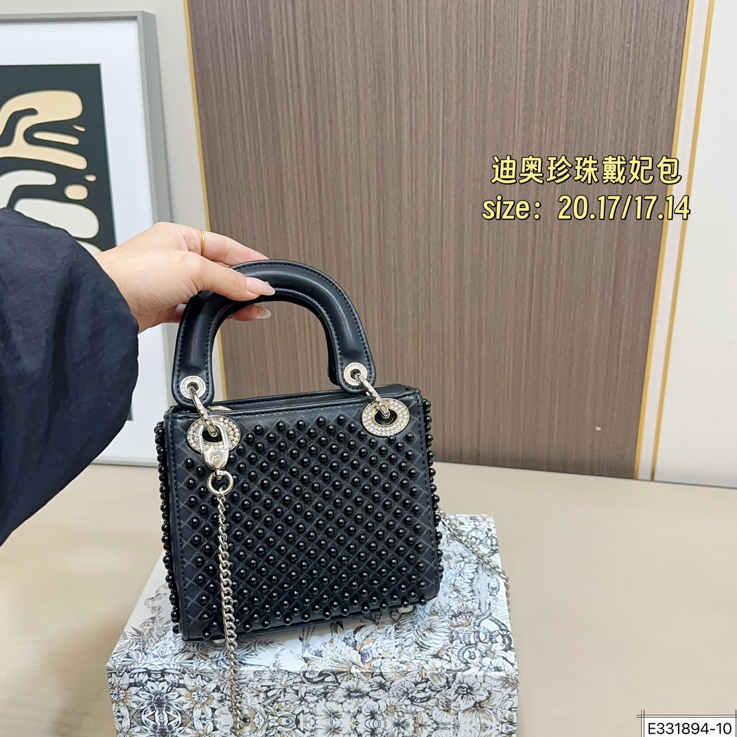 大号💰210 配折叠盒⚠️尺寸20.17 小号💰200 配折叠盒⚠️尺寸17.14 迪奥 珍珠戴妃包 DIOR 这款包不仅优雅，还加入了铆钉设计，瞬间变得个性十足，真是不得了！ 艺术感满满！打破娇贵形象的设计，甜美又酷炫，简直绝了！