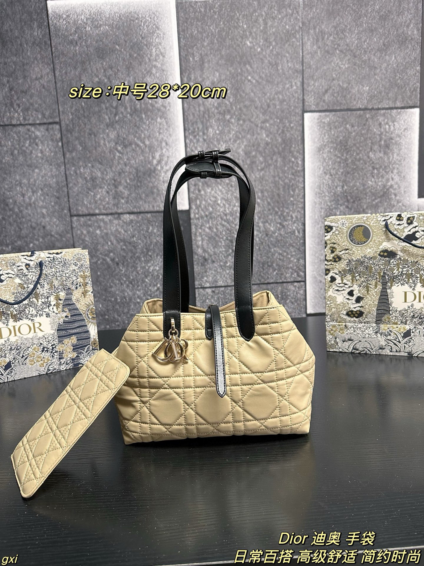 大号P170 中号P160 小号P150 Dior 迪奥 手袋 这款Dior Toujours 手袋发布秀精彩亮相,休闲实用的设计别具一格.采用白色牛皮革精心制作,饰以超大藤格纹缉面线,宽敞的内部隔层搭配小袋,可整齐收纳各种日常用品,另有CD Lock 字母D旋钮式开合,可调节两侧,提升格调.皮革手柄带有可调节细节细节,可轻松手提. CD Lock和系带开合 DIOR吊饰 可拆卸内部小袋 可调节皮革手柄 大号尺寸：37*27cm 中号尺寸：28*20cm 小号尺寸：23*15cm