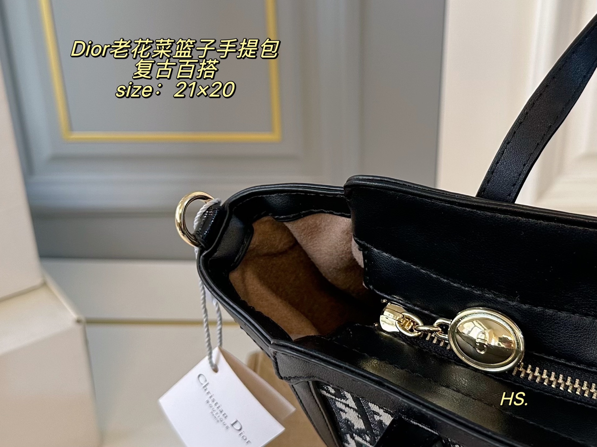 P115（无盒） size：21&times;20 DIOR迪奥新款老花菜篮子手提包❤️ 全面包身布满精致刺绣～ 立体的全刺绣具有纹理感～ 浮雕效果细腻美观，辨识度高！ 复古风满满，精致又耐看❗️