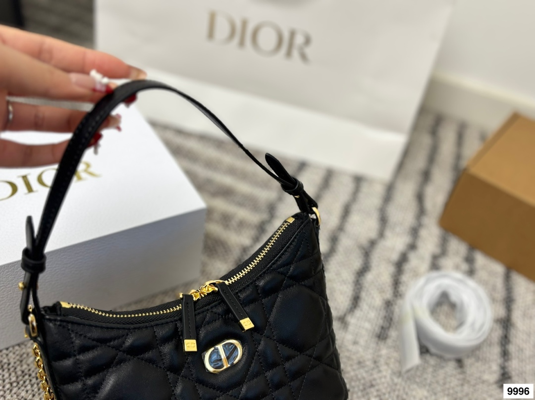 皮p220 布p210 配礼盒 这款 Miss Caro迪奥之爱迷你链条手袋是二零二五秋冬成衣系列新品，时尚现代而不失实用功能。采用奶白色羊皮革精心制作，饰以超大藤格纹缉面线，搭配正面复古金色饰面金属CD标志和一个拉链隔层，可收纳各种日常用品。百搭款式，搭配可调节、可拆卸的皮革肩带和顶部手柄，另带有可拆卸链条，可肩背或斜挎，是日常或晚装造型的理想之选。尺寸20.13