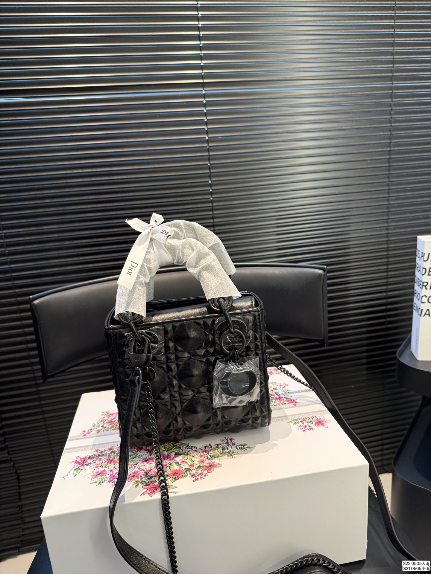 大号P160 小号P155 配折叠盒子 迪奥戴妃包 sDior戴妃包太好看了吧！ 优雅指数拉满 搭配简洁风格的衣服整个人气质就上来了 而且容量完全可以满足日常要求 日常聚会逛街都很方便~ 尺寸：大20 18 小16 14 货号0505