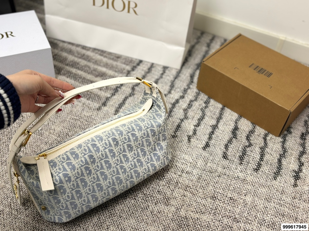 P215 配礼盒。 迪奥旅行包 被 Dior新款流浪包美到失语!背出去，谁还看路啊!时尚圈顶流Dior新款流浪包，把高级感狠狠拿捏住了，背上秒变街拍女王。 富家千金同款Dior新款流浪包，一眼万年，背着它，你就是人群焦点尺寸：25 13