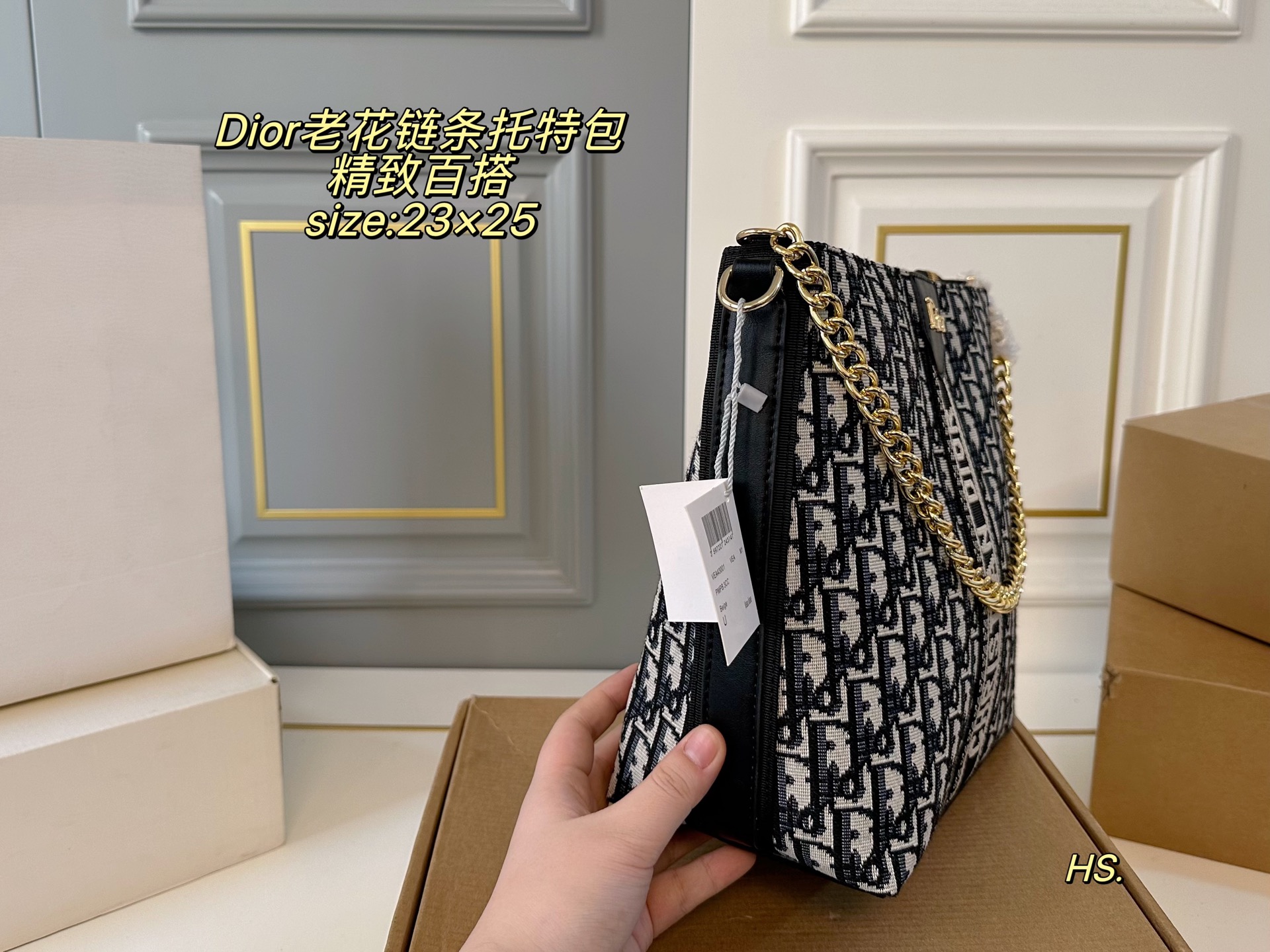 P115（无盒） size：23&times;25 DIOR迪奥新款老花链条托特包❤️ 全面包身布满精致刺绣～ 立体的全刺绣具有纹理感～ 配织物宽肩带，可斜挎可手提 空间超可，满足日常出行‼️