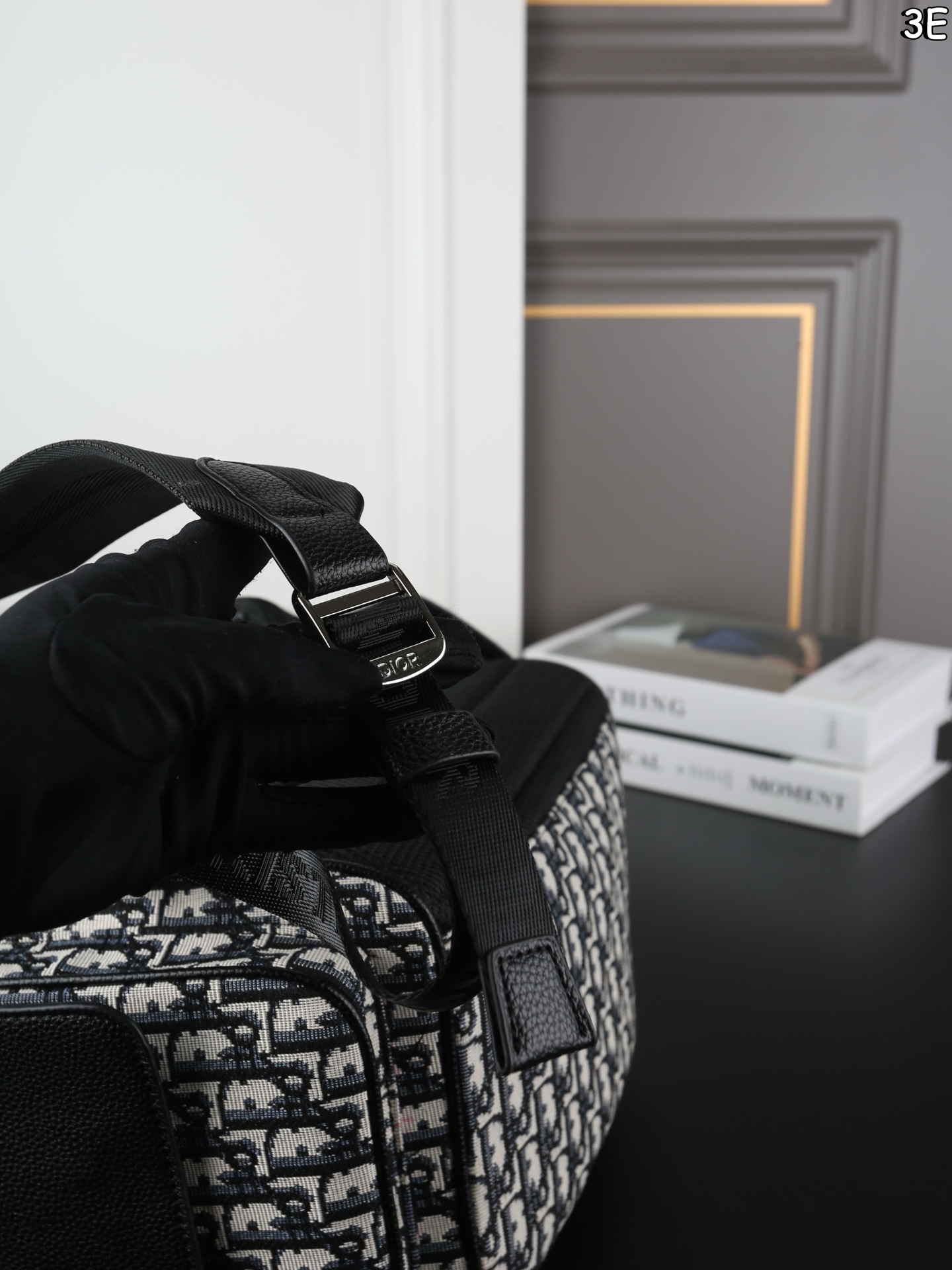 P170 DIOR迪奥 Saddle 老花满印 书包背包双肩包 荔枝纹牛皮拼接，低调奢华质感满分。 翻盖抽绳设计，安全又有细节感。 通勤旅行都很OK!肩带可调节，背部加垫网眼织物，背着舒适不累 。 附防尘袋，实用又时髦! 尺寸：26&times;41