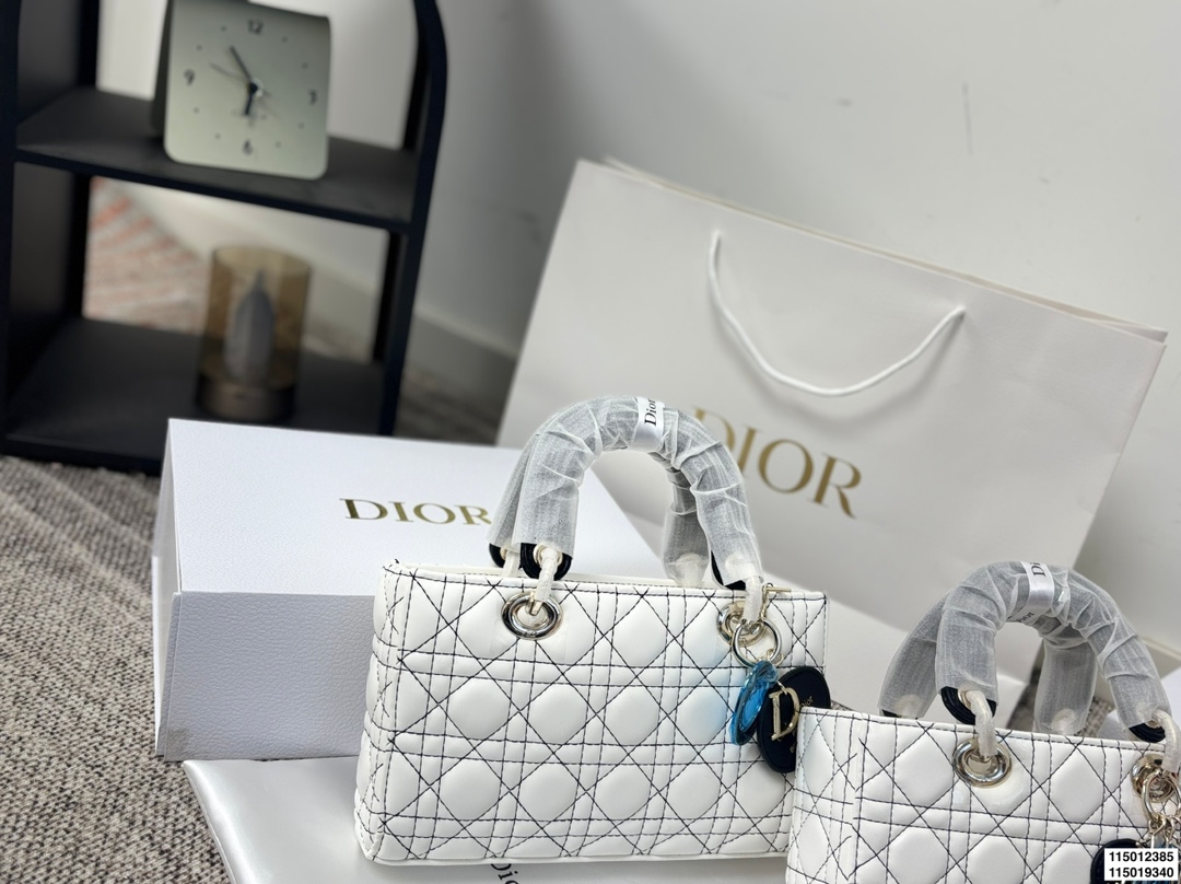 p155 p150 配折叠盒 迪奥横版戴妃包 Dior戴妃包太好看了吧！ 优雅指数拉满 搭配简洁风格的衣服整个人气质就上来了 而且容量完全可以满足日常要求 日常聚会逛街都很方便~ 尺寸25.15/24.14