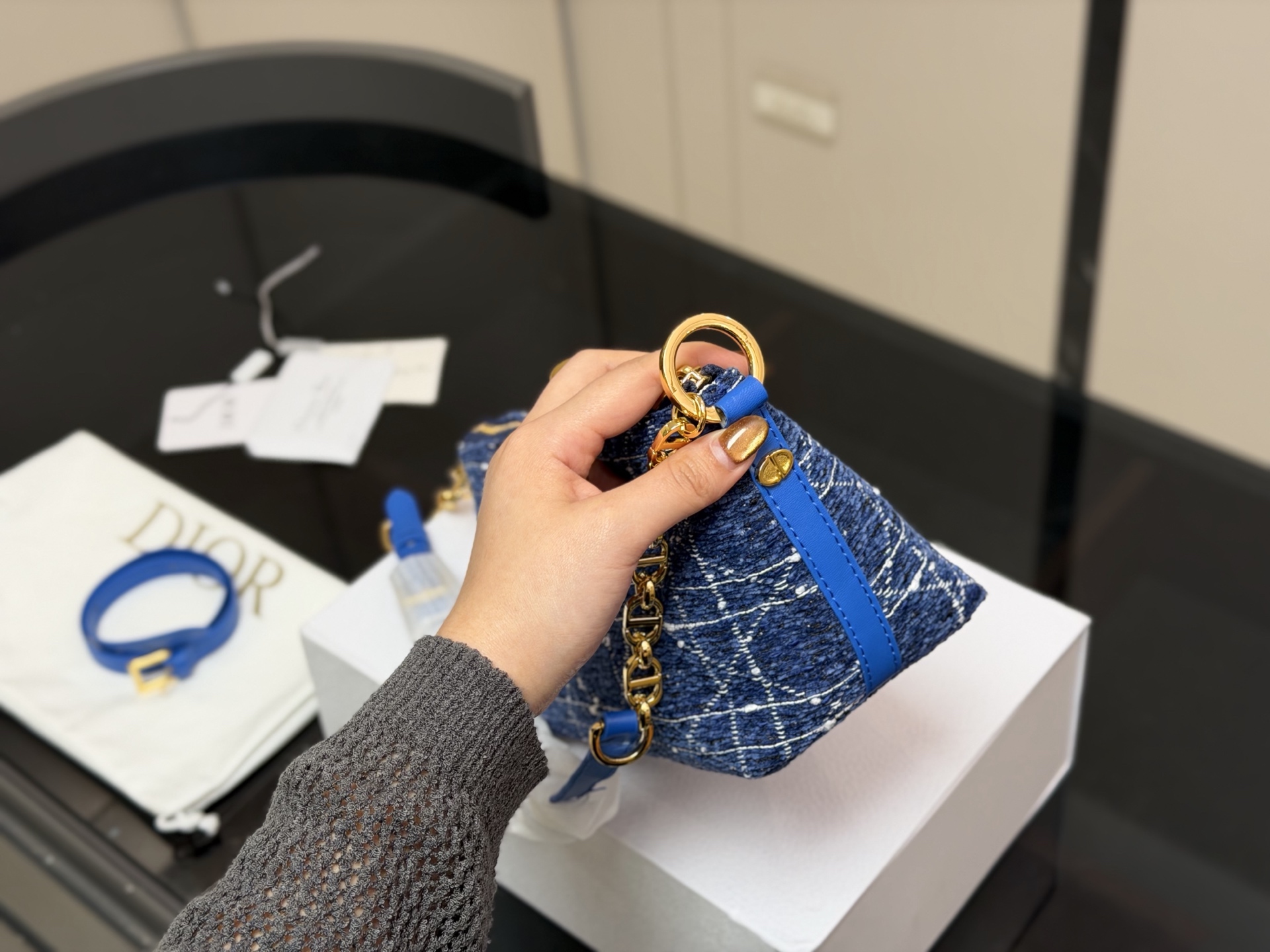 &yen;180 配折叠盒飞机盒 size：22底宽*15cm 迪奥Nomad新品饭盒包 背出去被夸爆的hobo饭盒包!! 可以实现一包多用啦! 赠送加长肩带！ 🉑腋下🉑斜挎