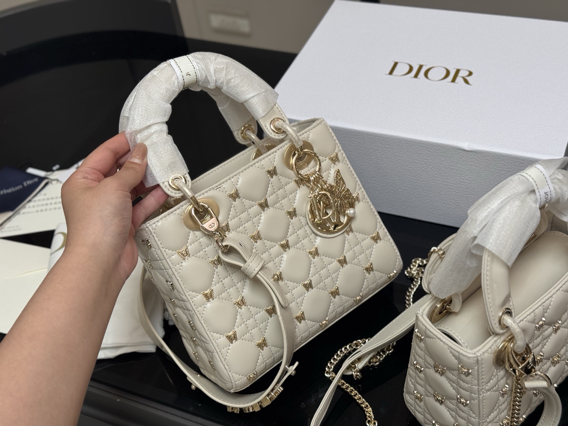 &yen;250 &yen;260 配折叠盒 尺寸：17cm 20cm 高品版.升级顶级原单出货 ✅ 迪奥 戴妃蝴蝶羊皮款 搭配最新的肩带 更加加分！ ⚠⚠小牛皮材质！