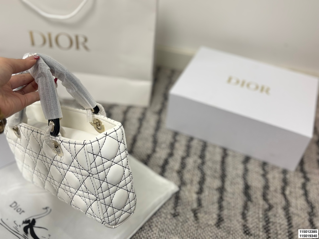 p155 p150 配折叠盒 迪奥横版戴妃包 Dior戴妃包太好看了吧！ 优雅指数拉满 搭配简洁风格的衣服整个人气质就上来了 而且容量完全可以满足日常要求 日常聚会逛街都很方便~ 尺寸25.15/24.14