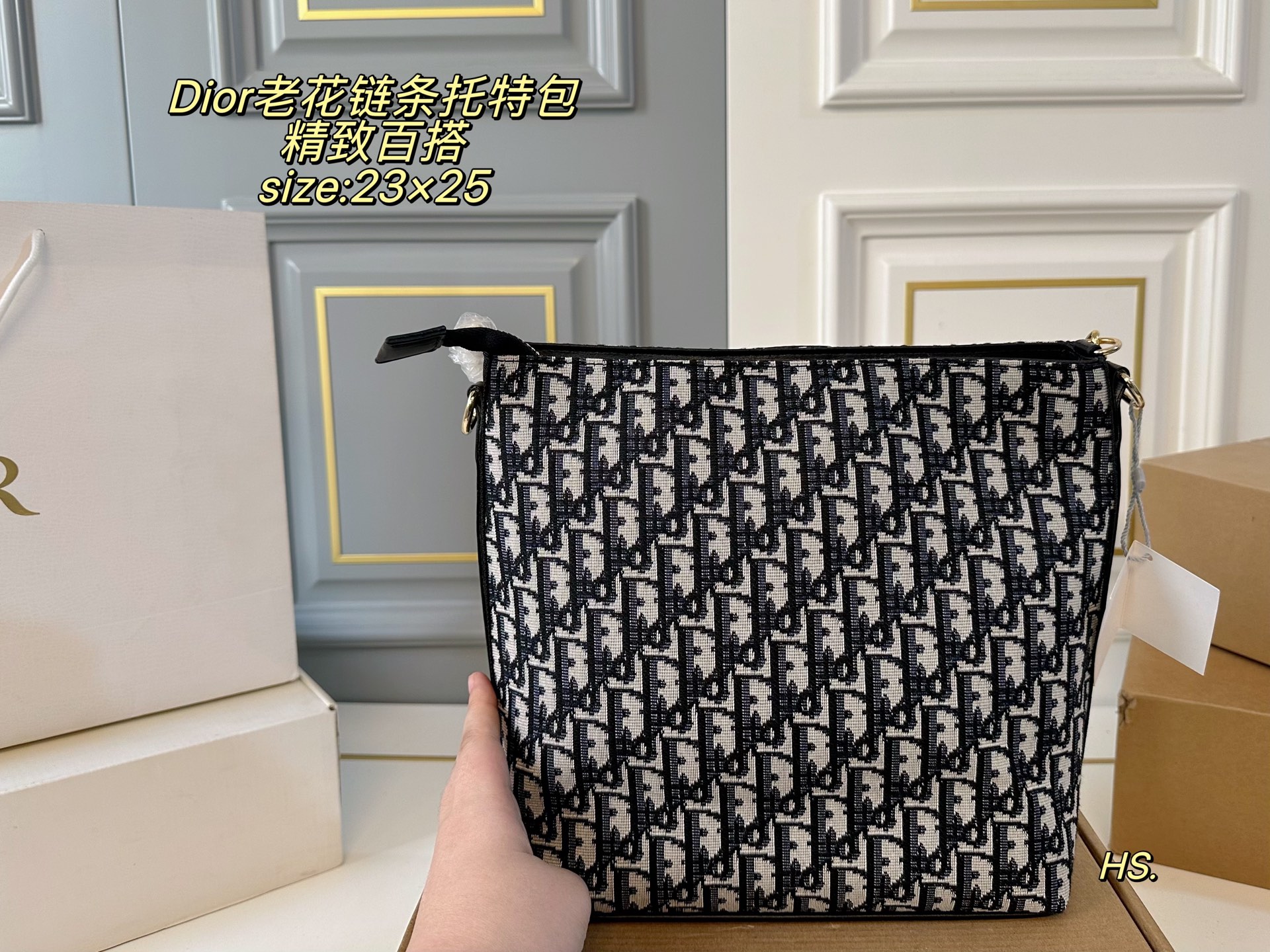 P115（无盒） size：23&times;25 DIOR迪奥新款老花链条托特包❤️ 全面包身布满精致刺绣～ 立体的全刺绣具有纹理感～ 配织物宽肩带，可斜挎可手提 空间超可，满足日常出行‼️