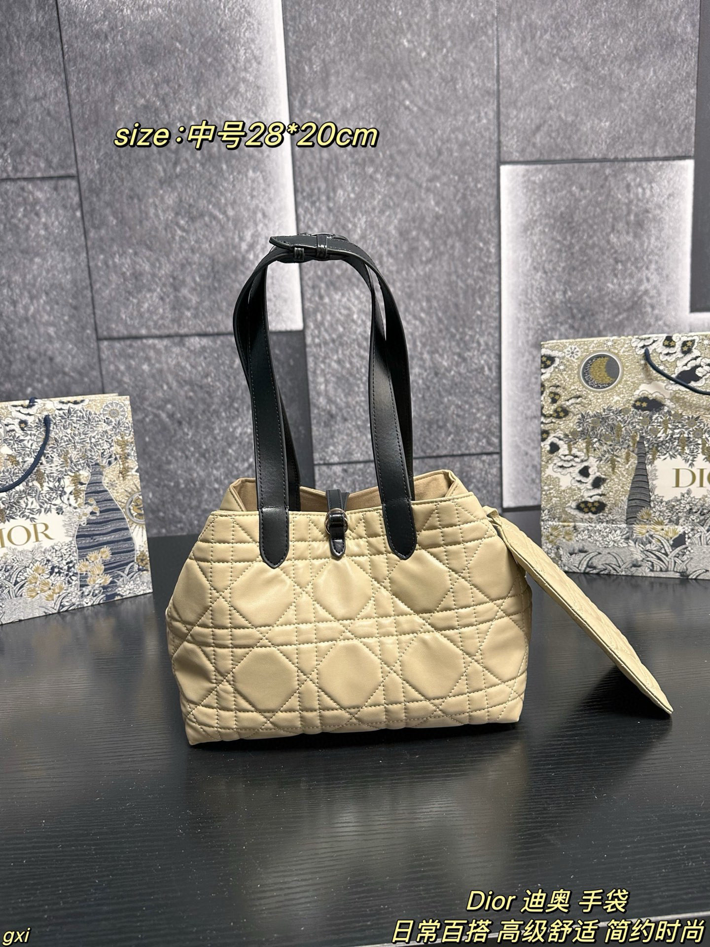 大号P170 中号P160 小号P150 Dior 迪奥 手袋 这款Dior Toujours 手袋发布秀精彩亮相,休闲实用的设计别具一格.采用白色牛皮革精心制作,饰以超大藤格纹缉面线,宽敞的内部隔层搭配小袋,可整齐收纳各种日常用品,另有CD Lock 字母D旋钮式开合,可调节两侧,提升格调.皮革手柄带有可调节细节细节,可轻松手提. CD Lock和系带开合 DIOR吊饰 可拆卸内部小袋 可调节皮革手柄 大号尺寸：37*27cm 中号尺寸：28*20cm 小号尺寸：23*15cm