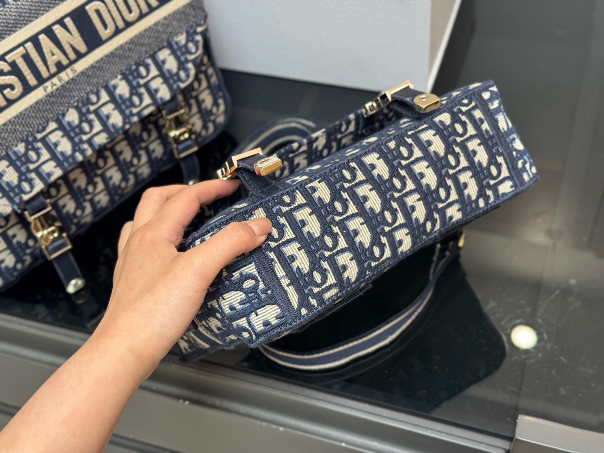 &yen;235 &yen;275 配盒（升级版） size：23*16cm（小） 29*27cm（大） 迪奥 camp小号邮差 真的太好看了！ 自重很轻！超级好看！ 男女均🉑️！ 搜索🔍Dior（迪奥）邮差包