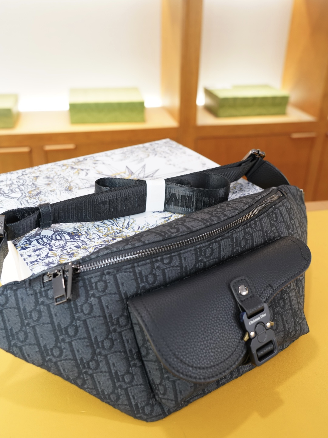 P130 🇫🇷 Dior 迪奥 官网同步 高版本 胸包 腰包 永恒不过时的标志性产品 纯原单布料 配牛皮 顶级五金制作 非市面普通版本 贸易公司订单货 全部实拍 实用性非常高 完全不用担心穿搭 配全套包装折叠盒 【规格:38x16x4】